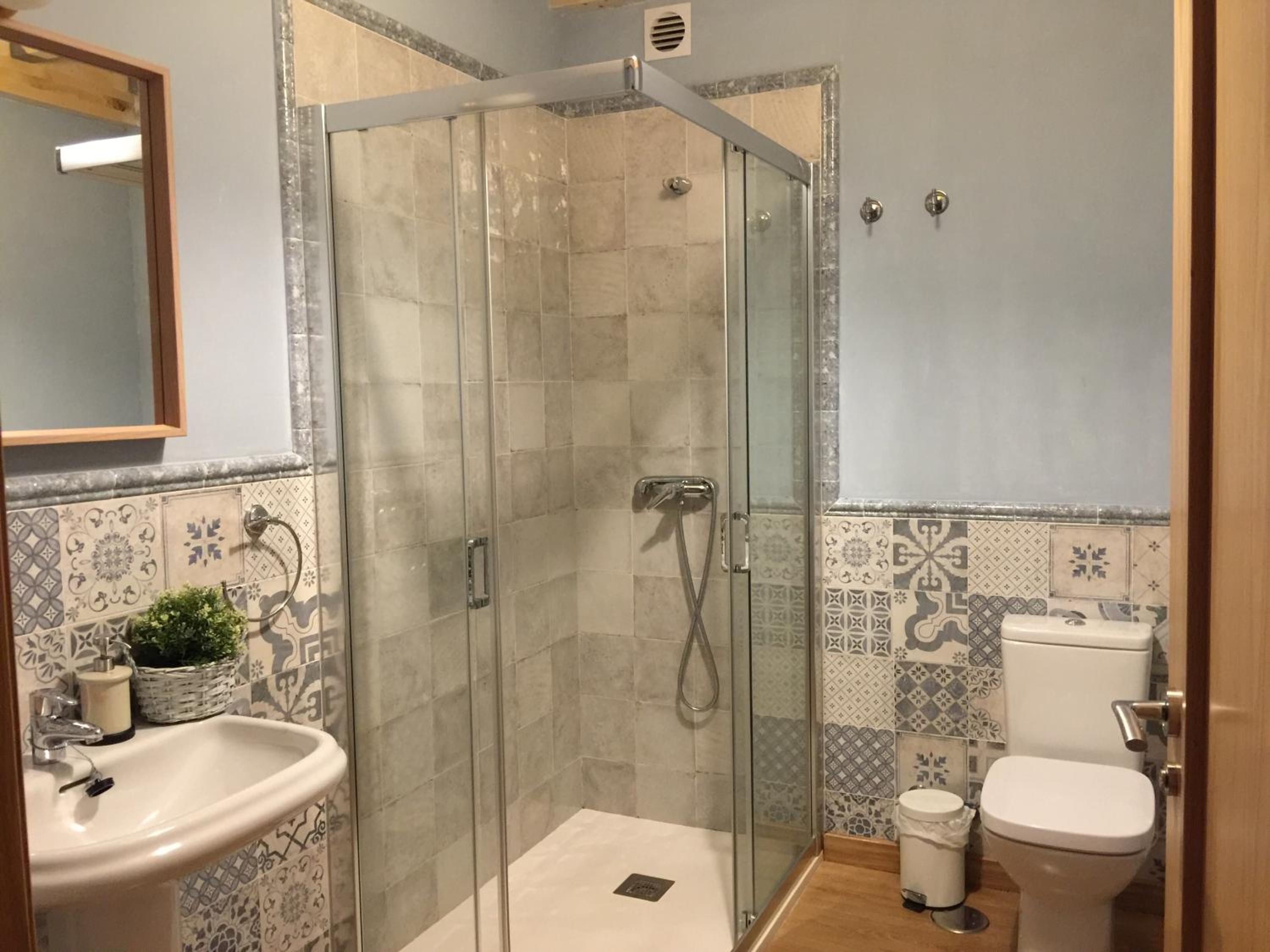 Double Room with Private Bathroom - Photo 10