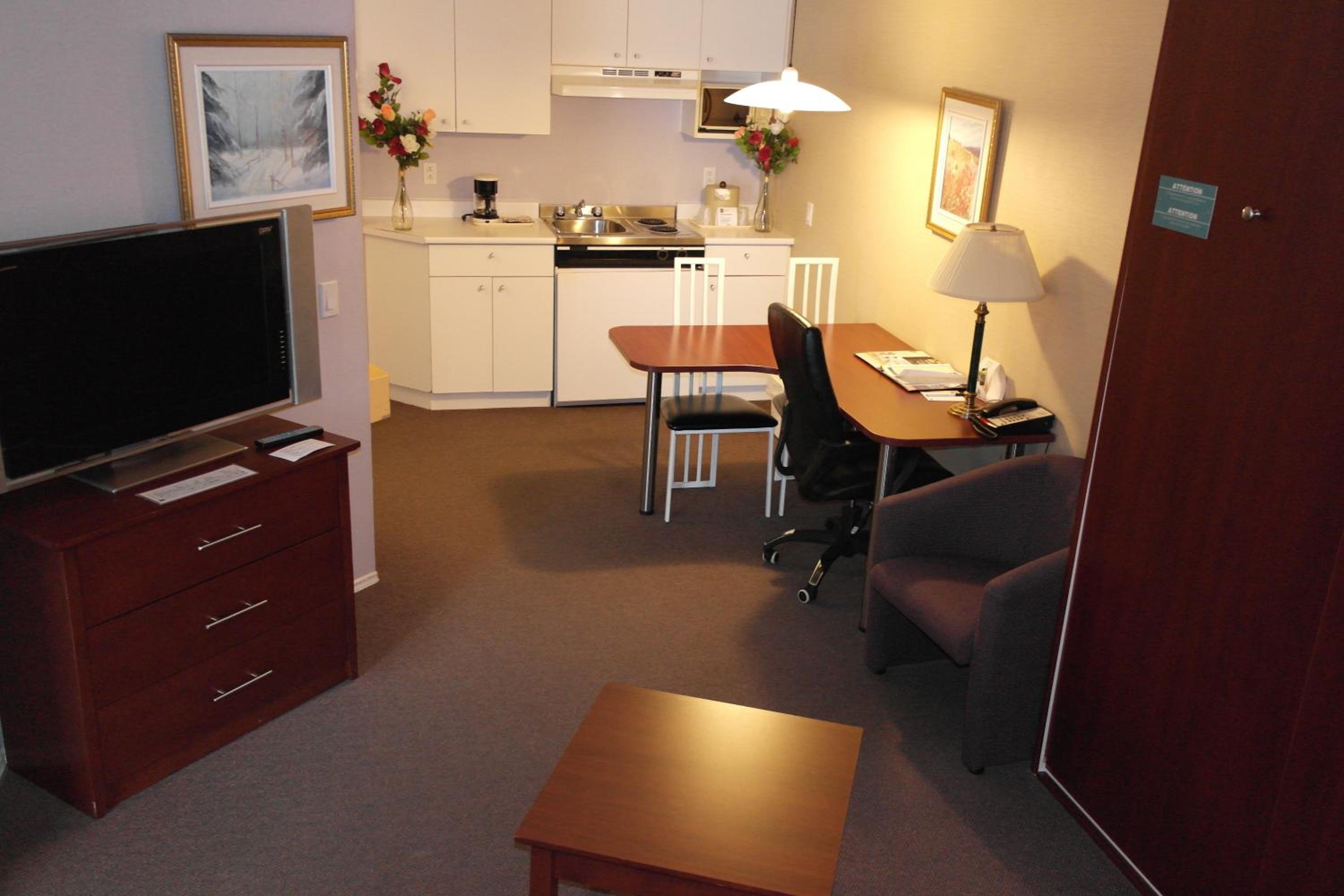 Queen Suite With Two Queen Beds - Non Smoking - Photo 8