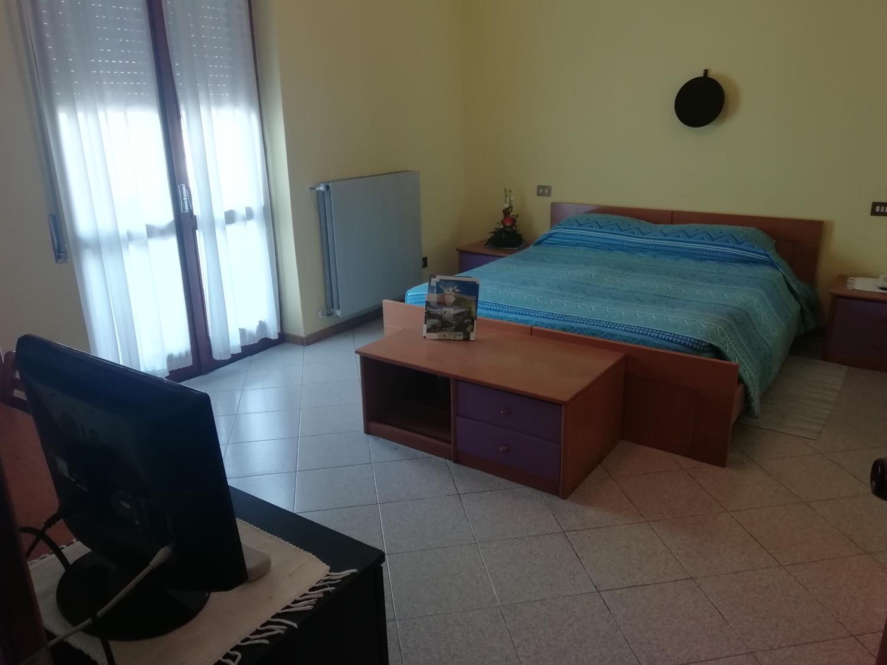 Large Double Room - Photo 1