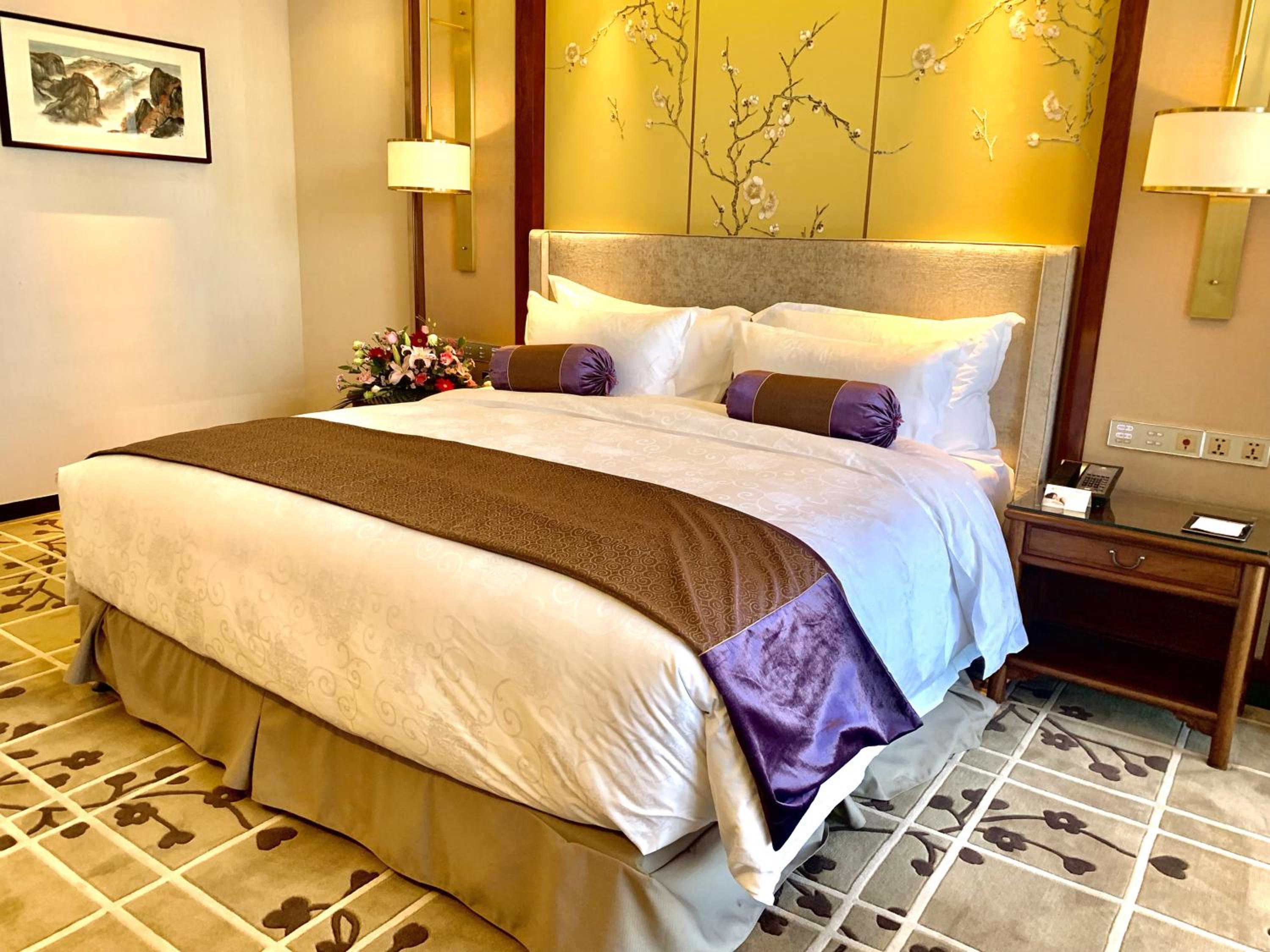 Deluxe King Suite photo 2