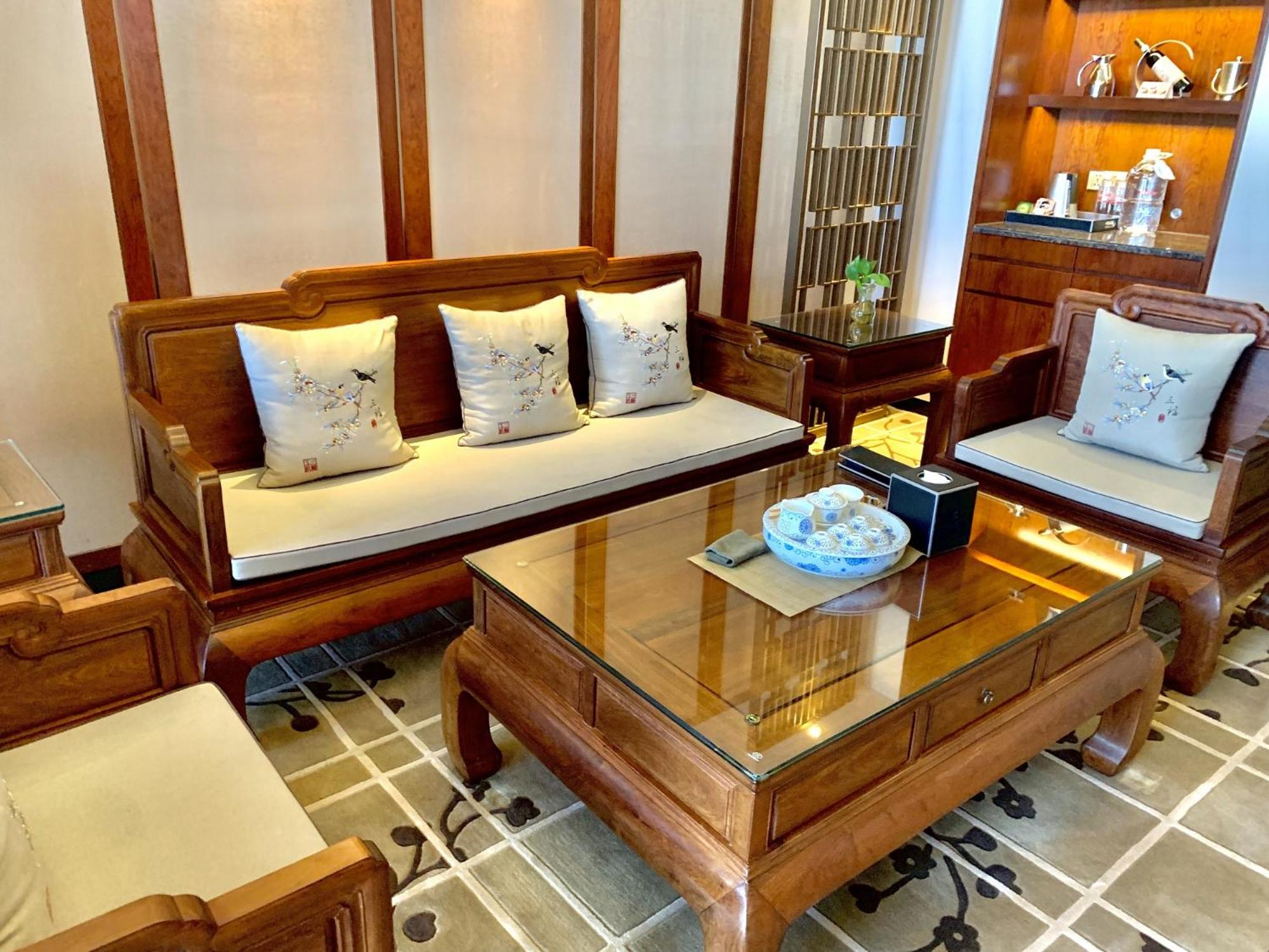 Deluxe King Suite photo 3