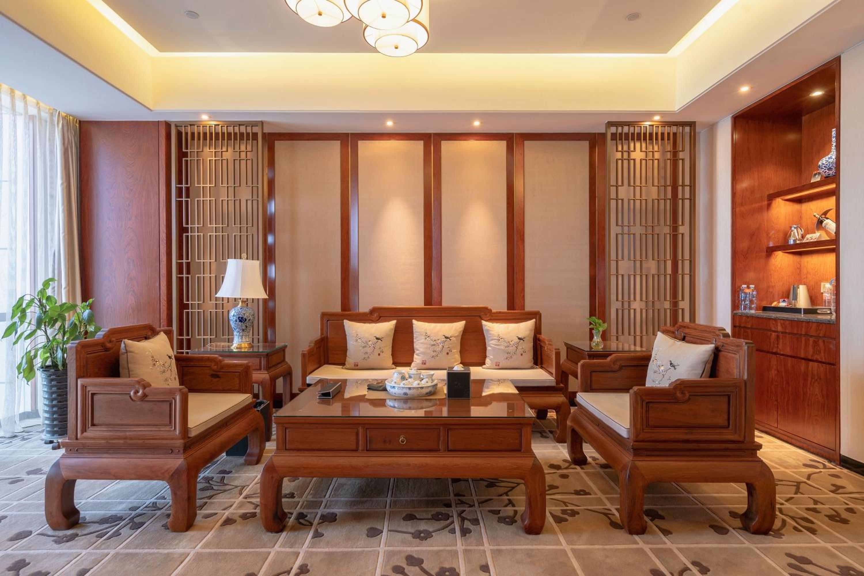 Deluxe King Suite photo 1