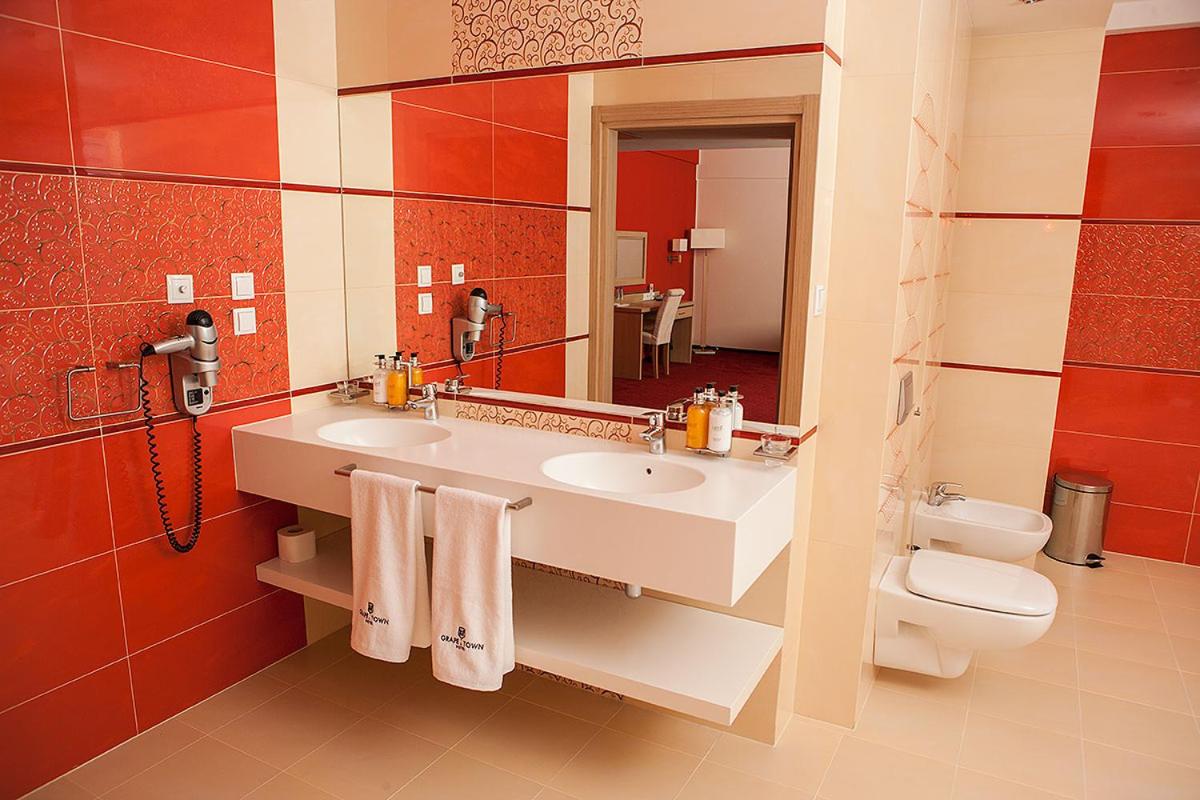 King Suite with Spa Bath photo 2