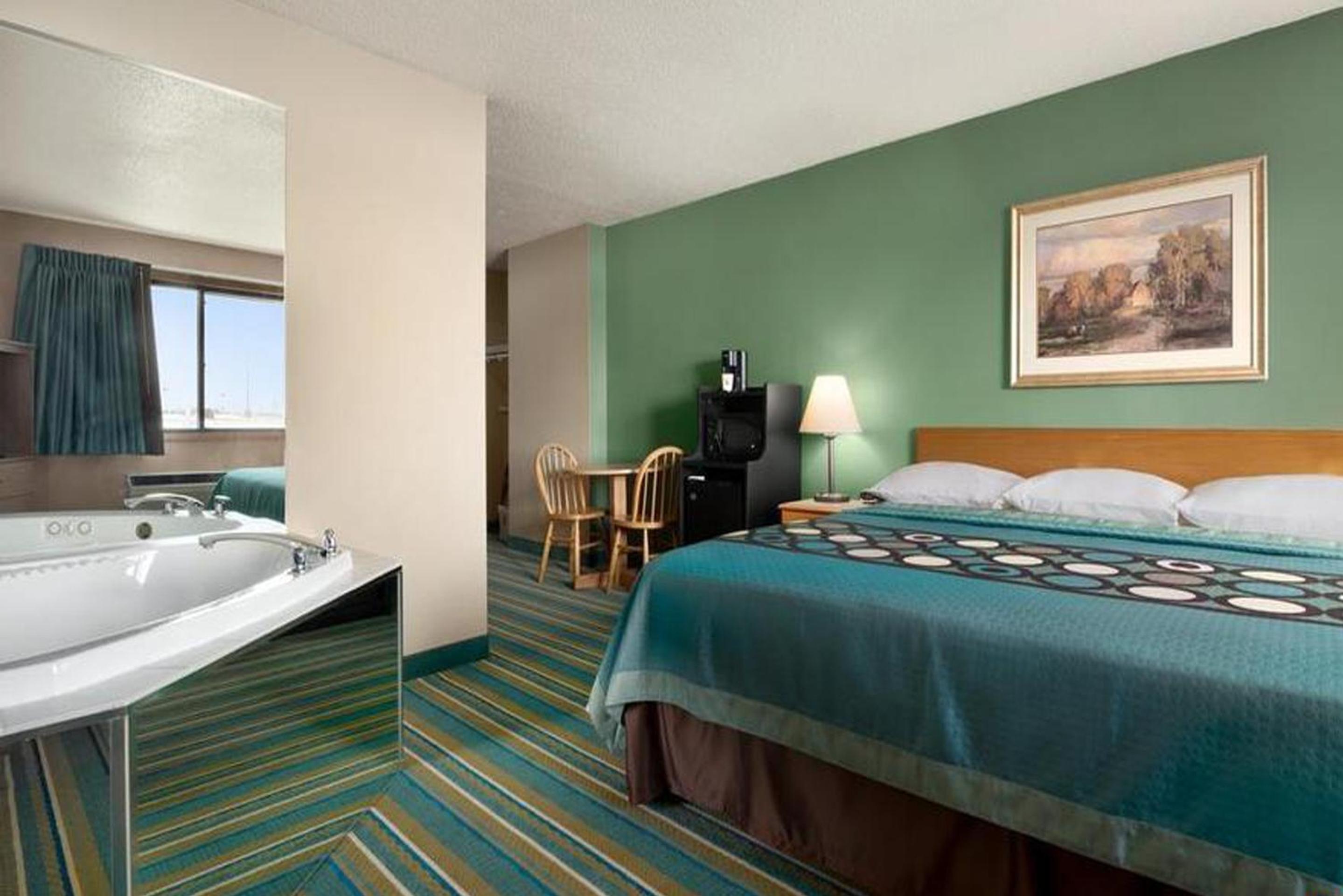 Deluxe King Suite - Photo 2