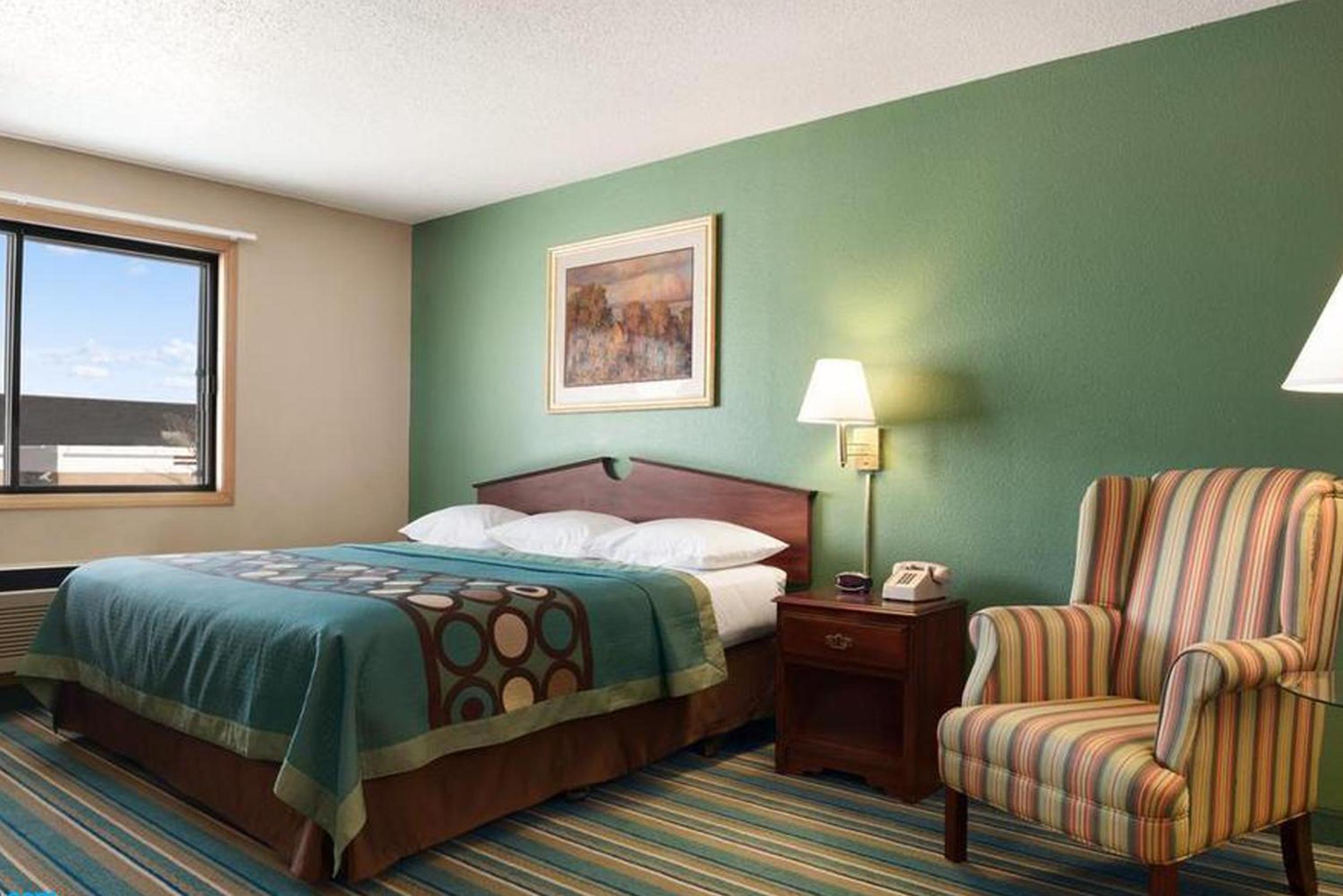 King Room - Non-Smoking - Photo 3