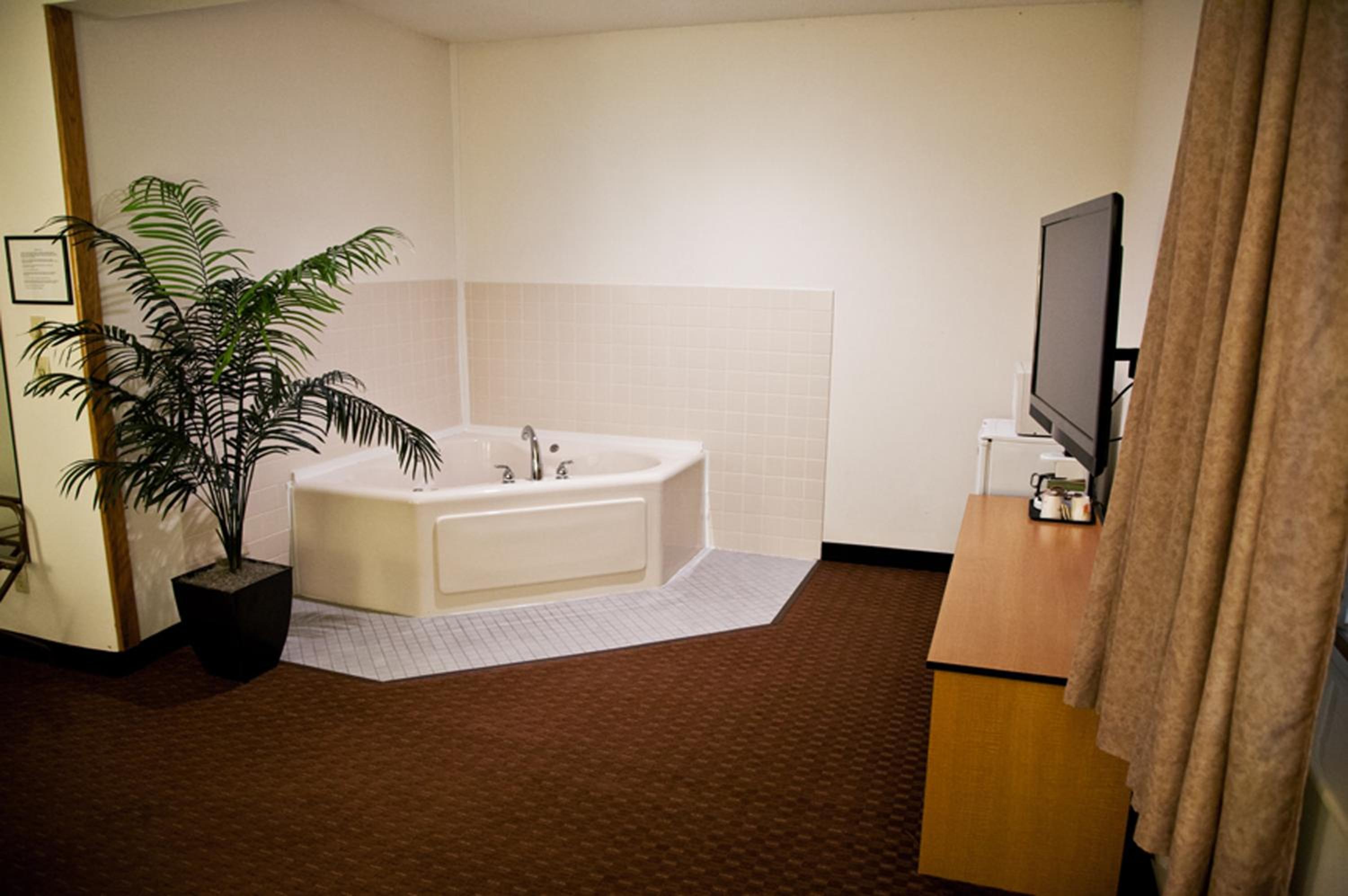 1 King Bed Whirlpool Suite Non-Smoking - Photo 2