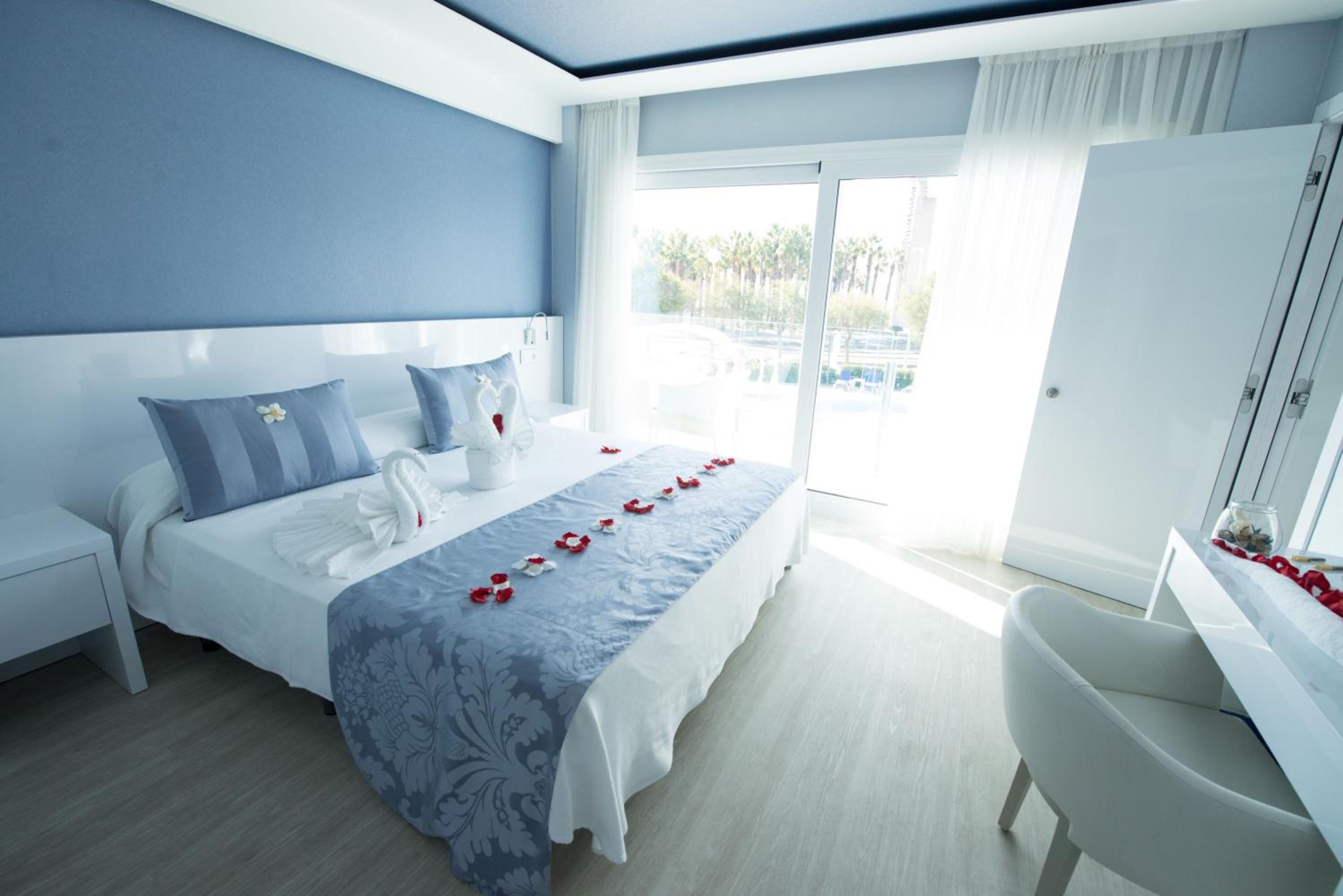 Double Room with Pool View (ADULTS ONLY) - Photo 18