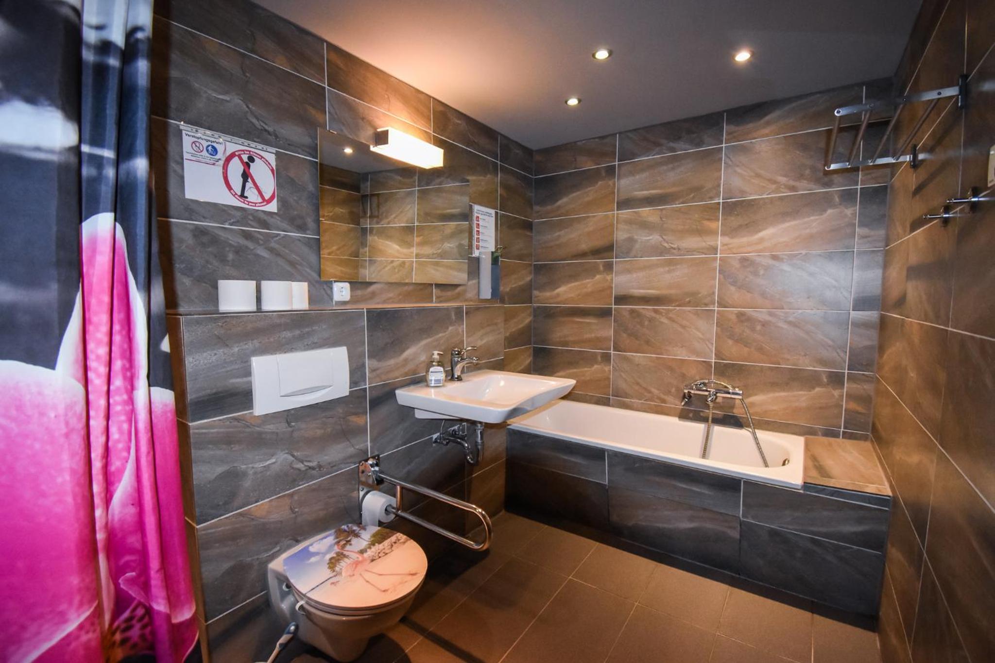 Twin Room with Balcony and Shared Bathroom photo 2