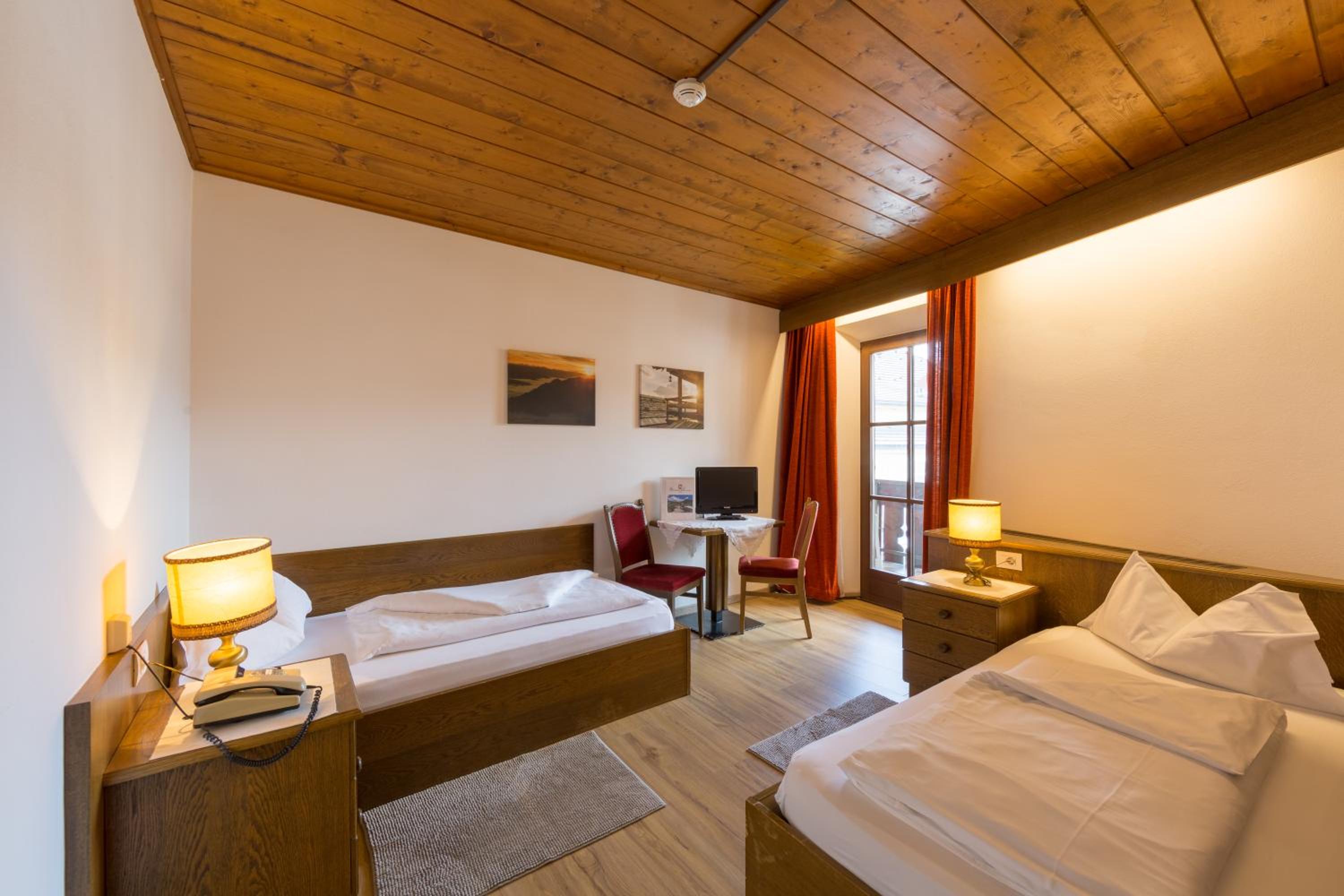 Standard Room with Two Separate Beds photo 1