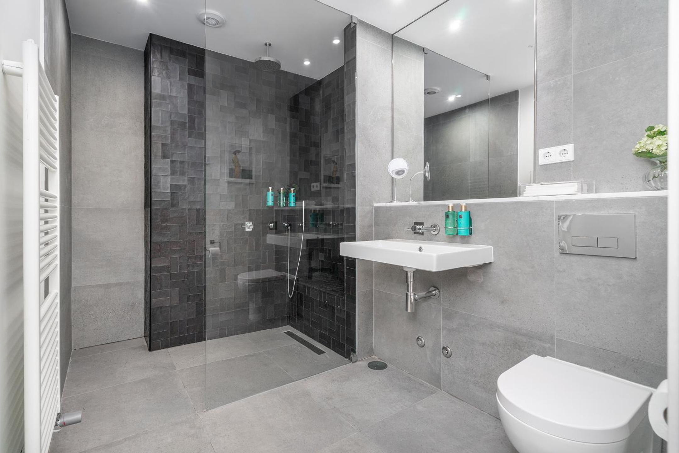 Superior Double or Twin Room with City View - Photo 3