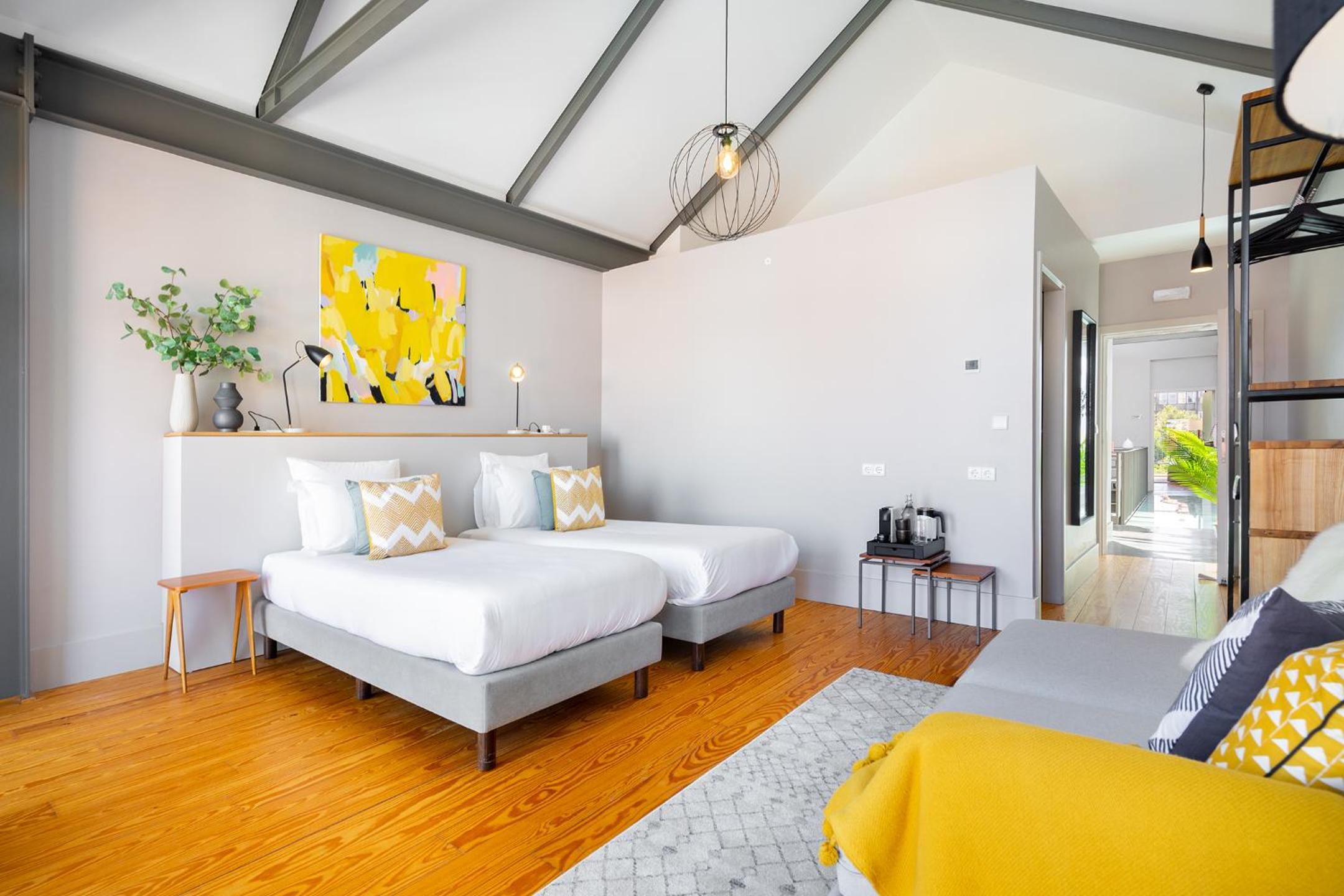 Superior Double or Twin Room with City View - Photo 2