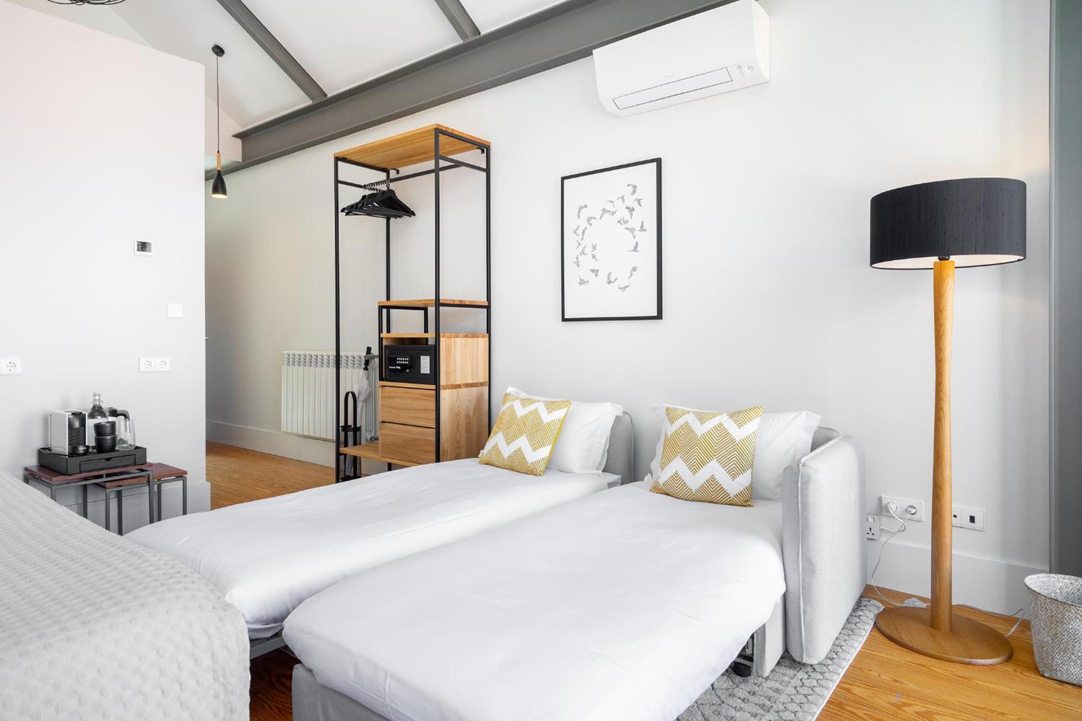 Superior Double or Twin Room with City View - Photo 5