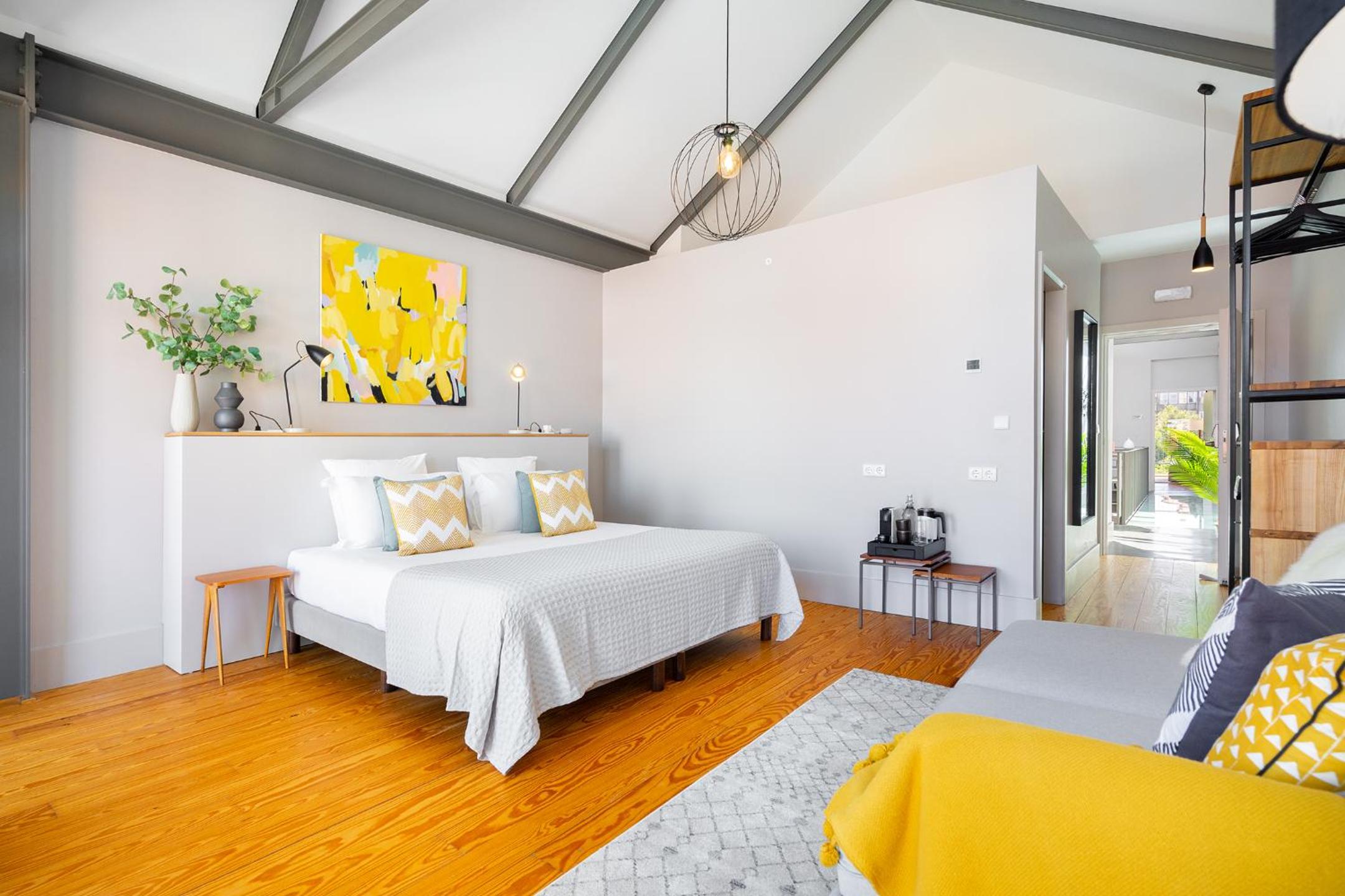 Superior Double or Twin Room with City View - Photo 7