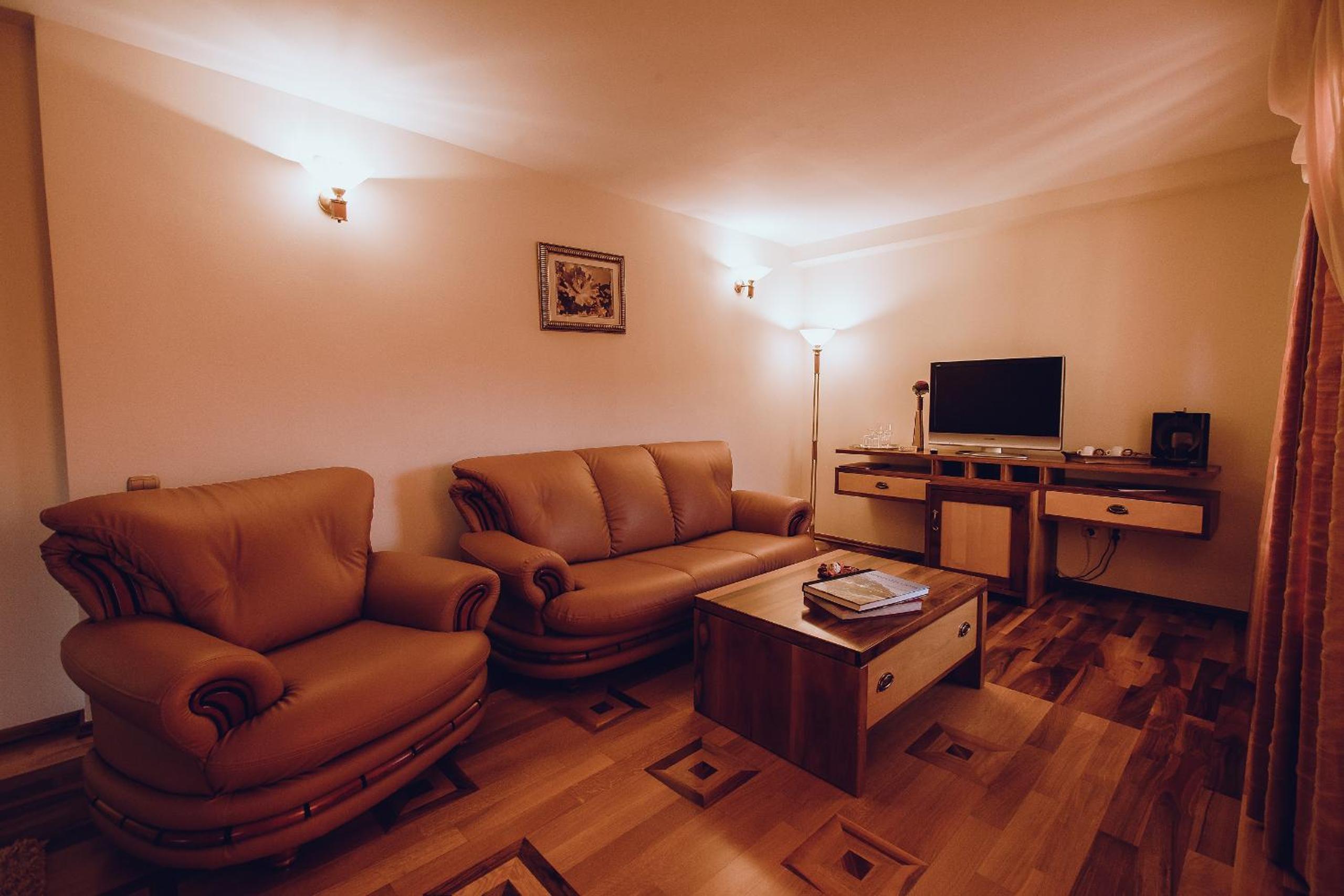 Deluxe One-Bedroom Suite (2 Adults + 2 Children) - Photo 1