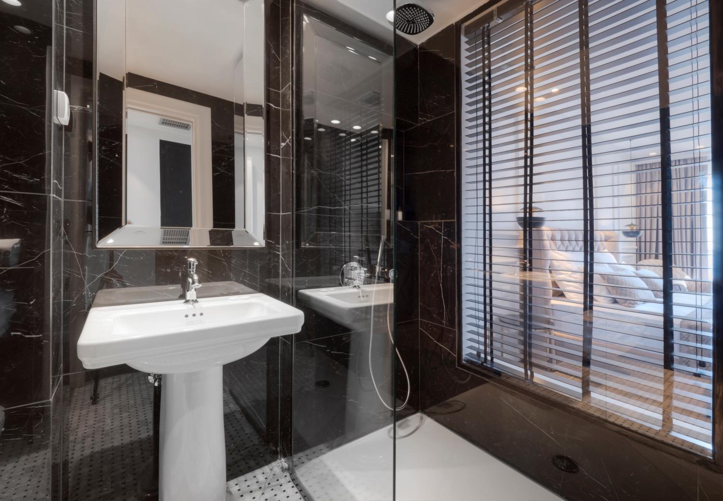 Double Room with Balcony - Photo 2