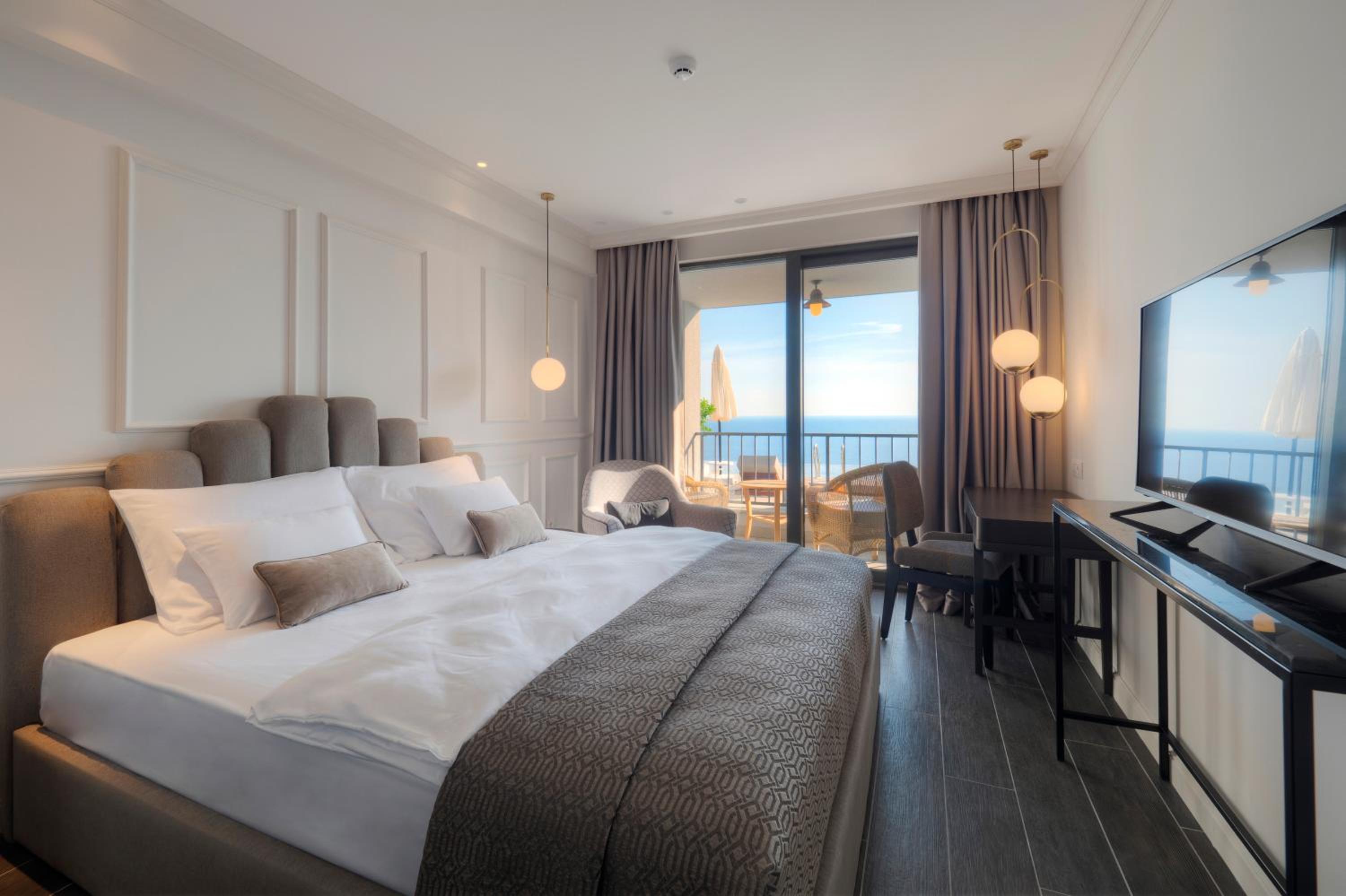 Double Room with Pool View - Photo 16