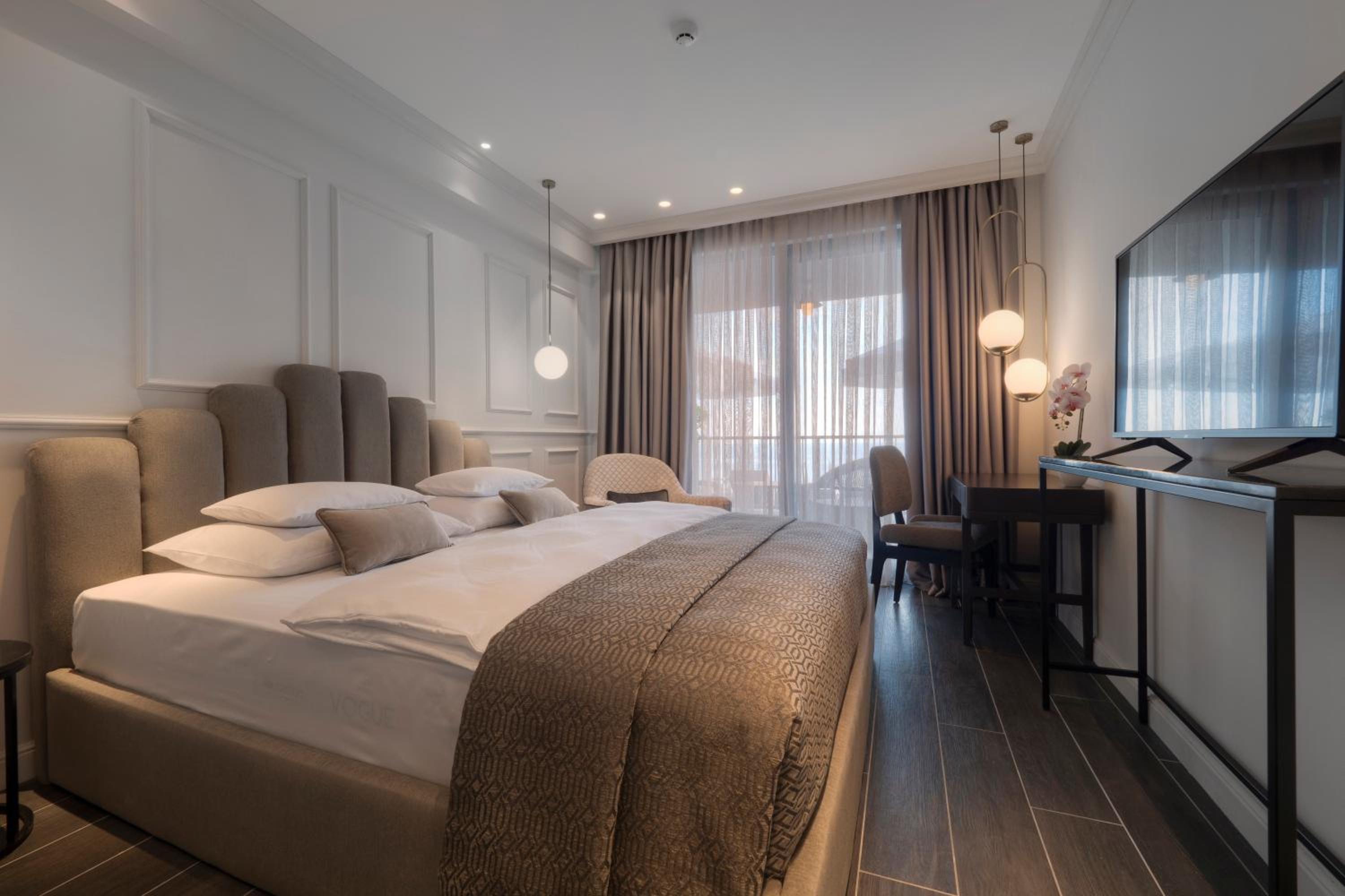 Double Room with Pool View - Photo 1