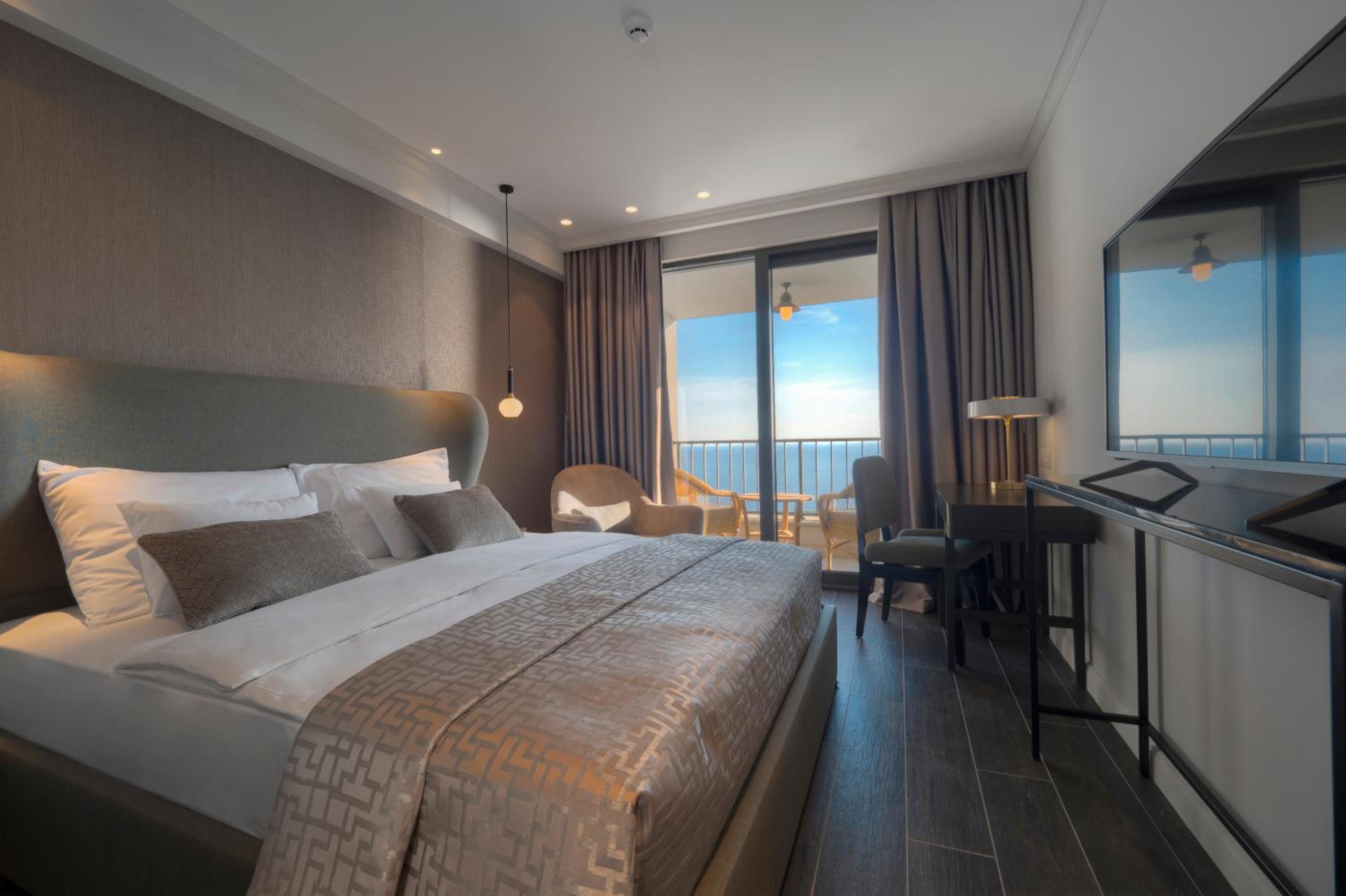 Double Room with Balcony and Sea View - Photo 3