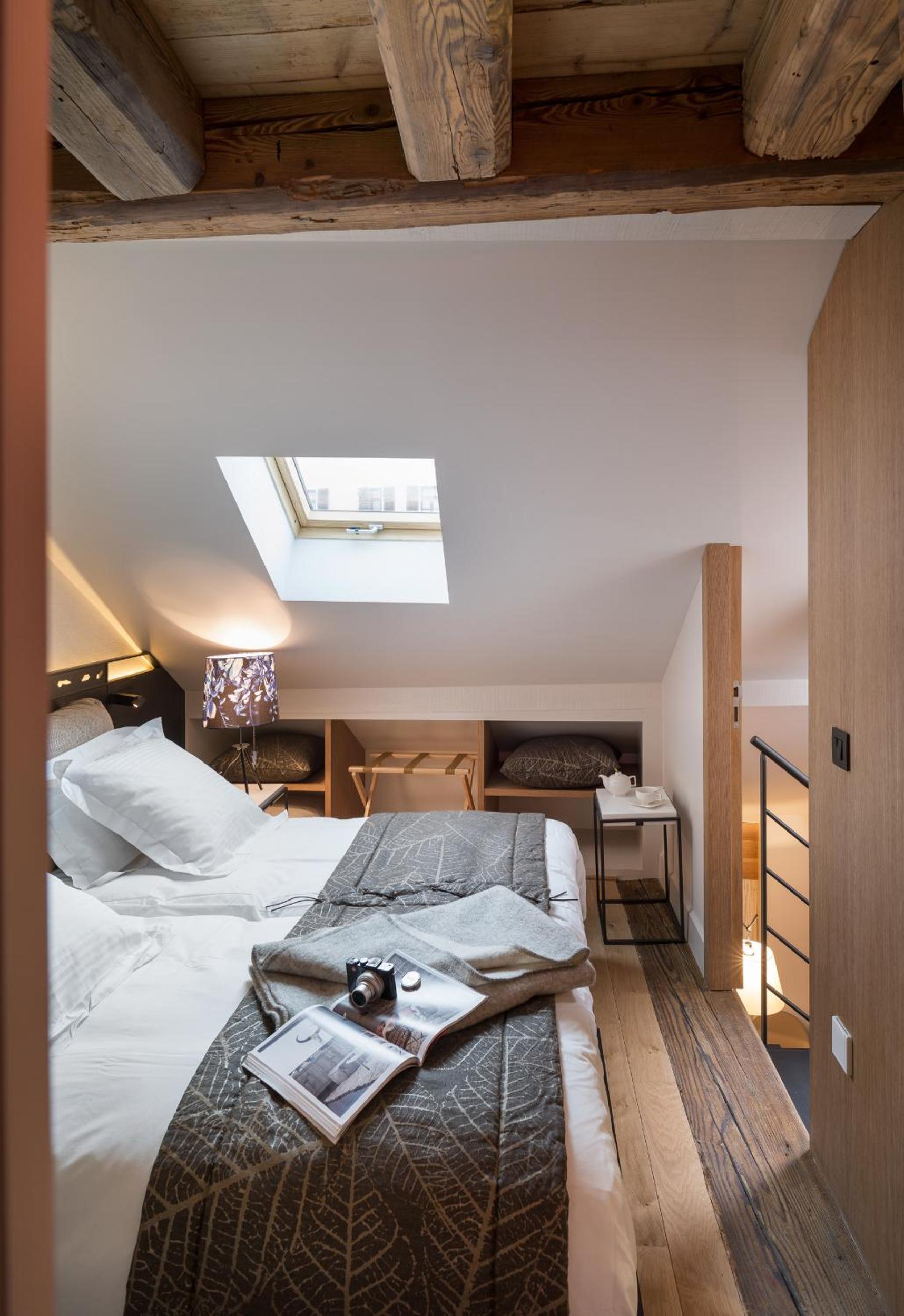 Deluxe Duplex Apartment with Fireplace and Spa Shower Deluxe Duplex Apartment with Fireplace and Spa Shower