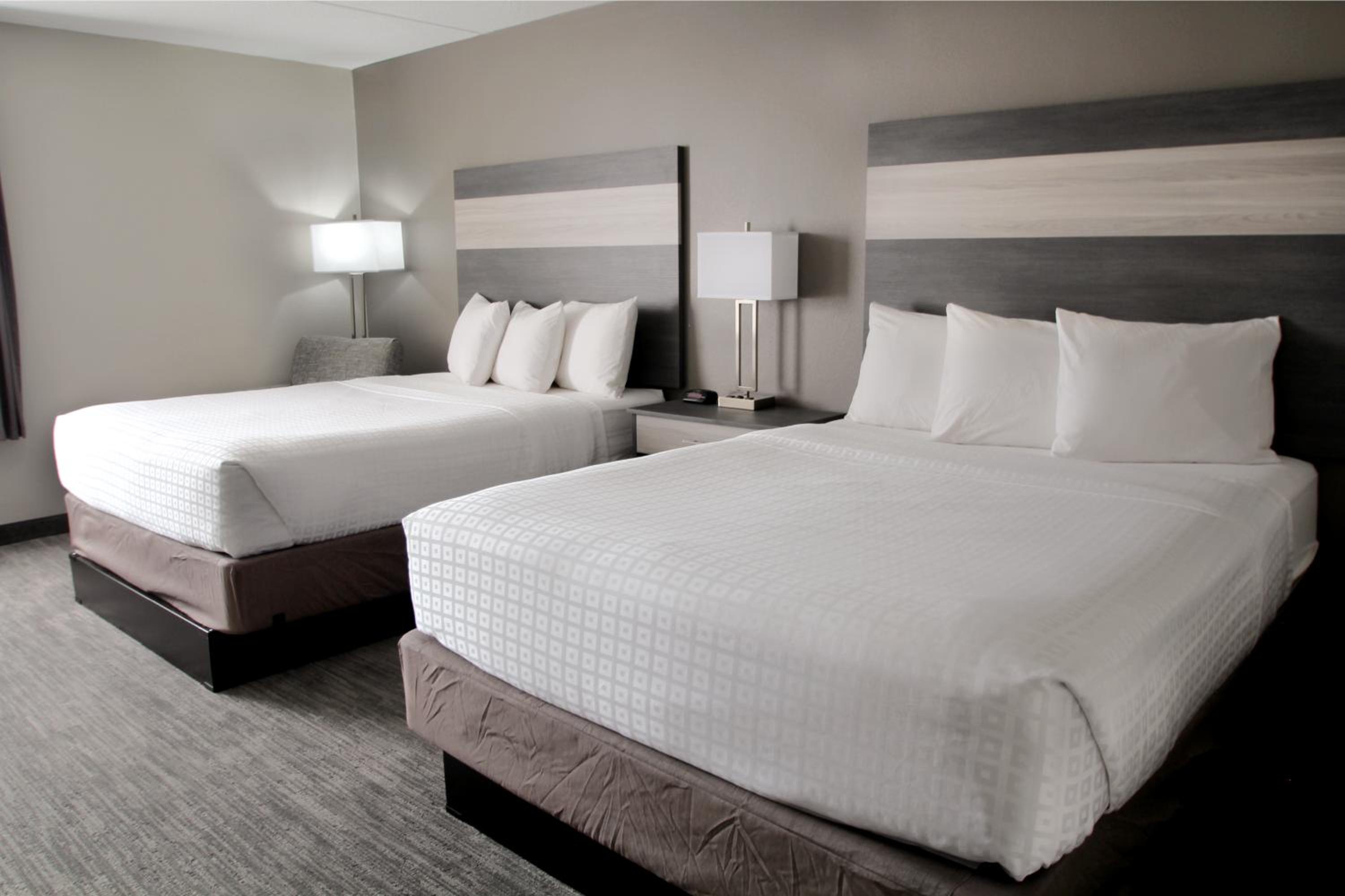 Queen Room with Two Queen Beds - Non-Smoking - Photo 7