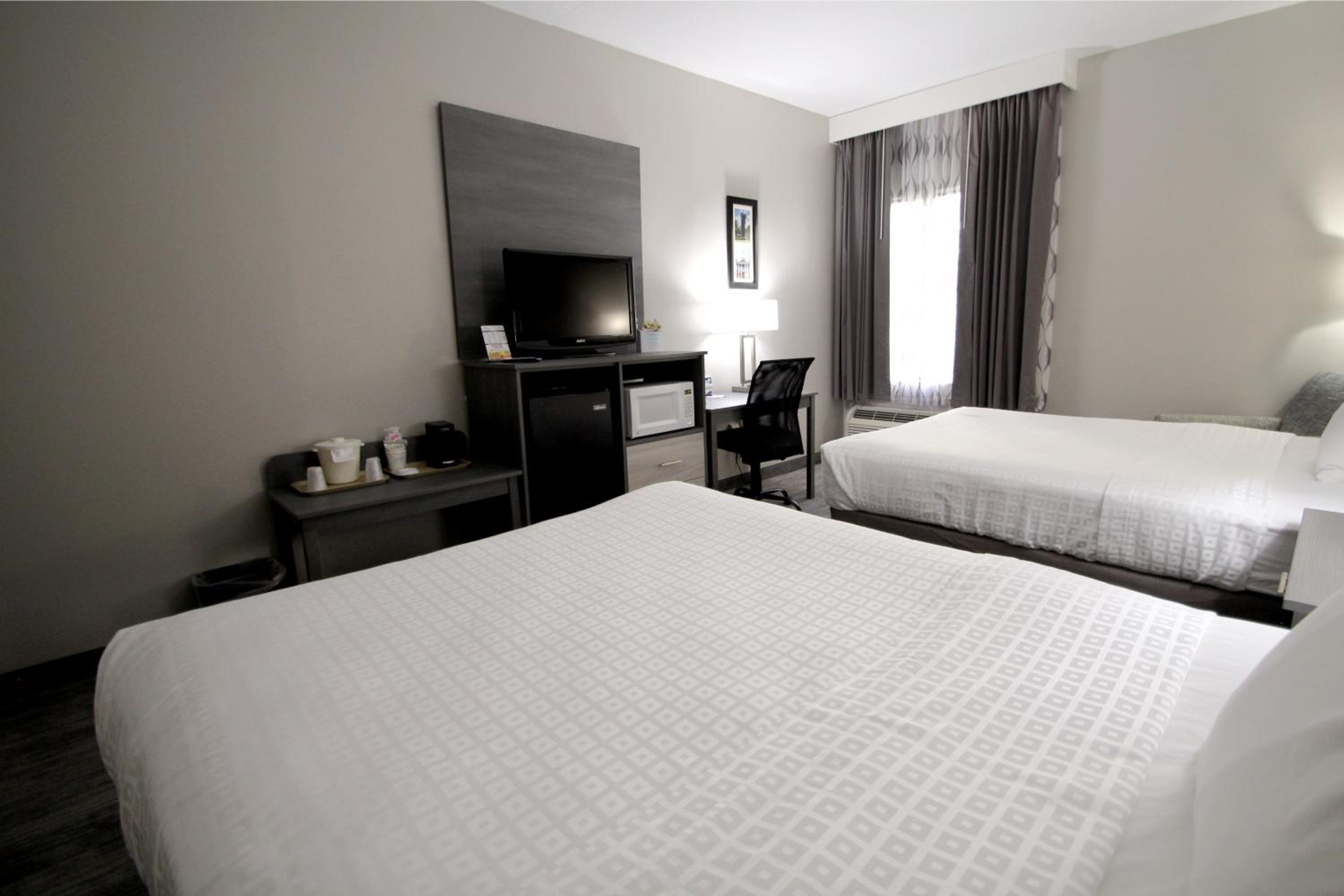 Queen Room with Two Queen Beds - Non-Smoking - Photo 1