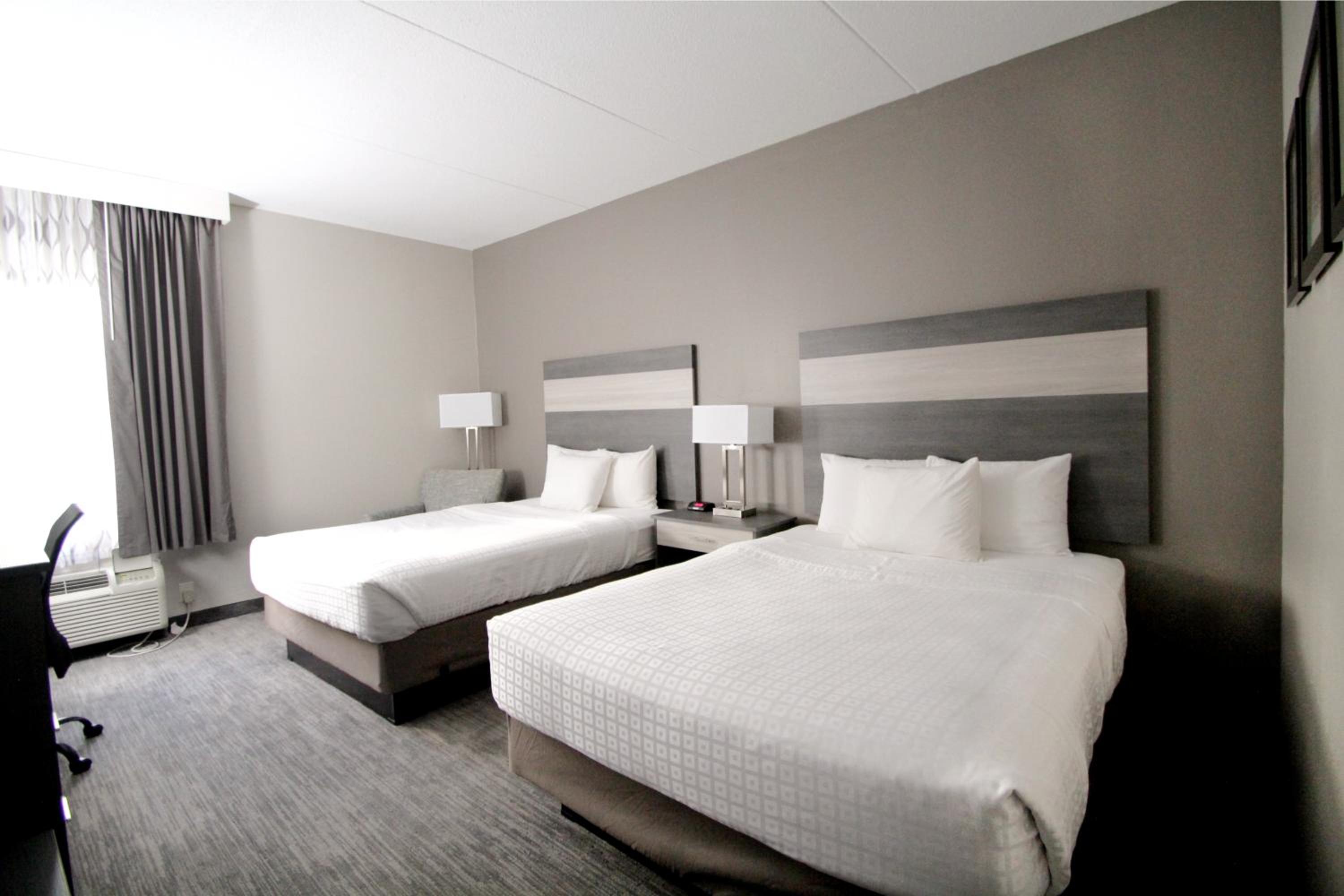 Queen Room with Two Queen Beds - Non-Smoking - Photo 3