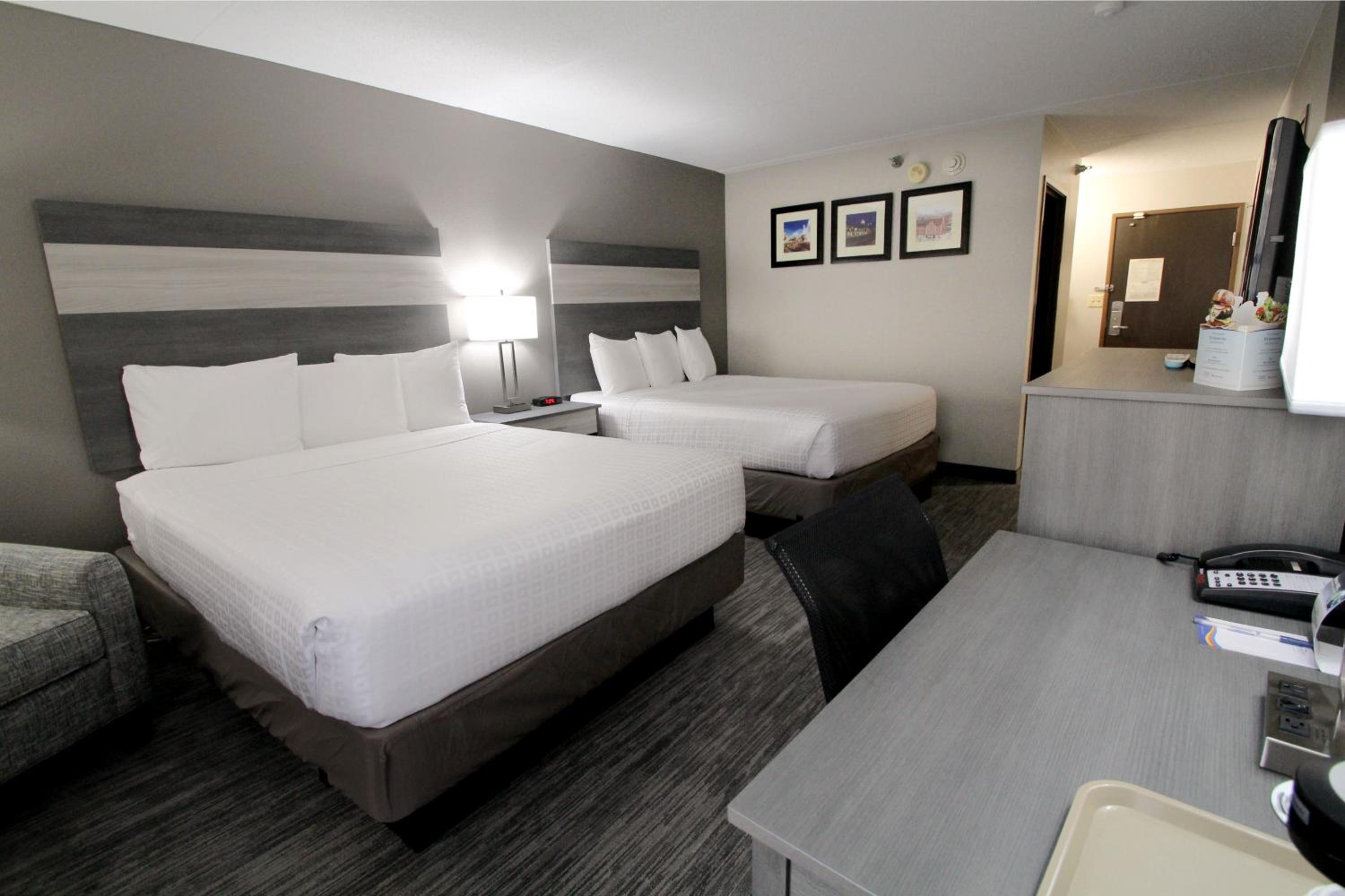 Queen Room with Two Queen Beds - Non-Smoking - Photo 4