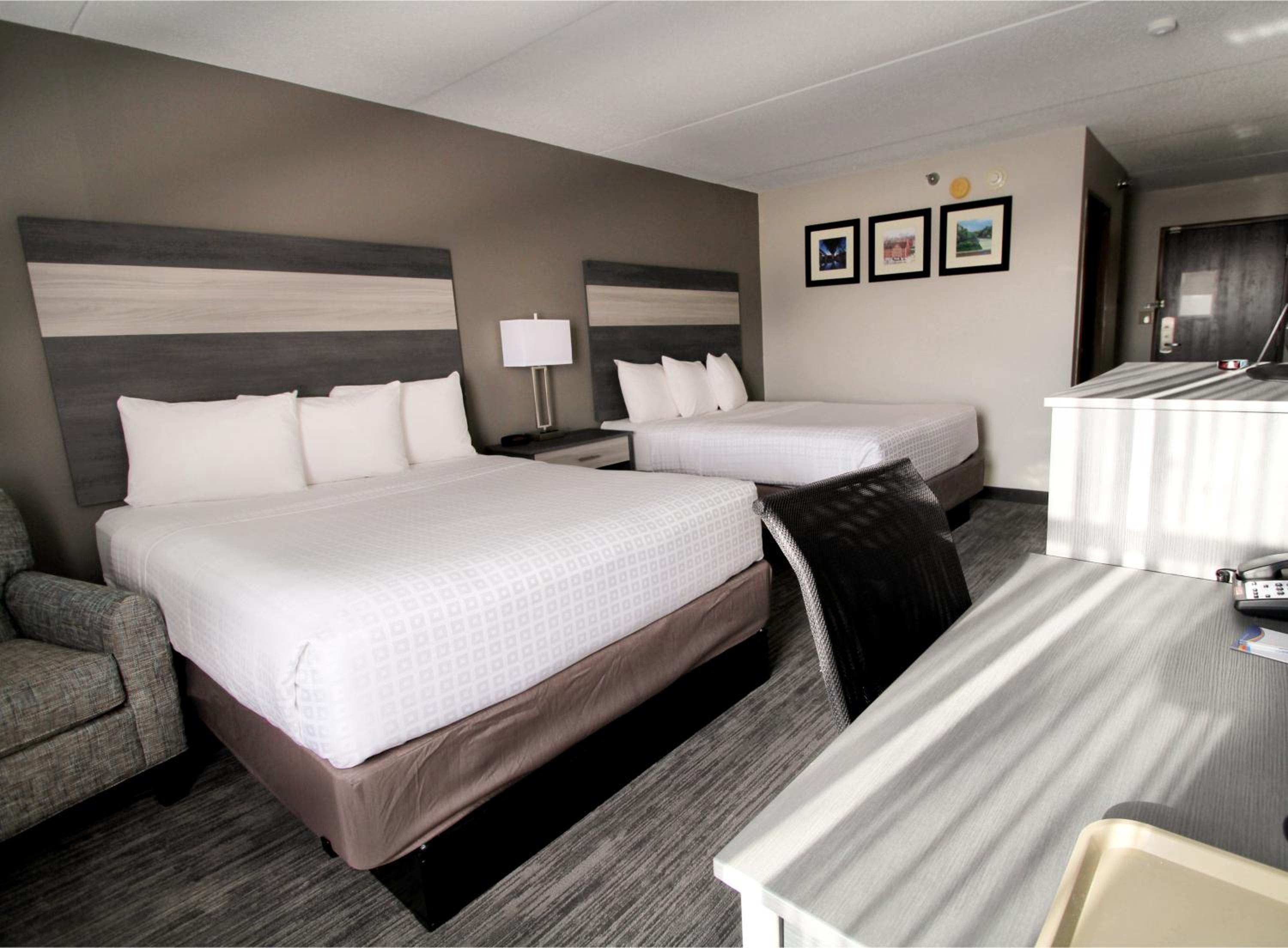Queen Room with Two Queen Beds - Non-Smoking - Photo 5