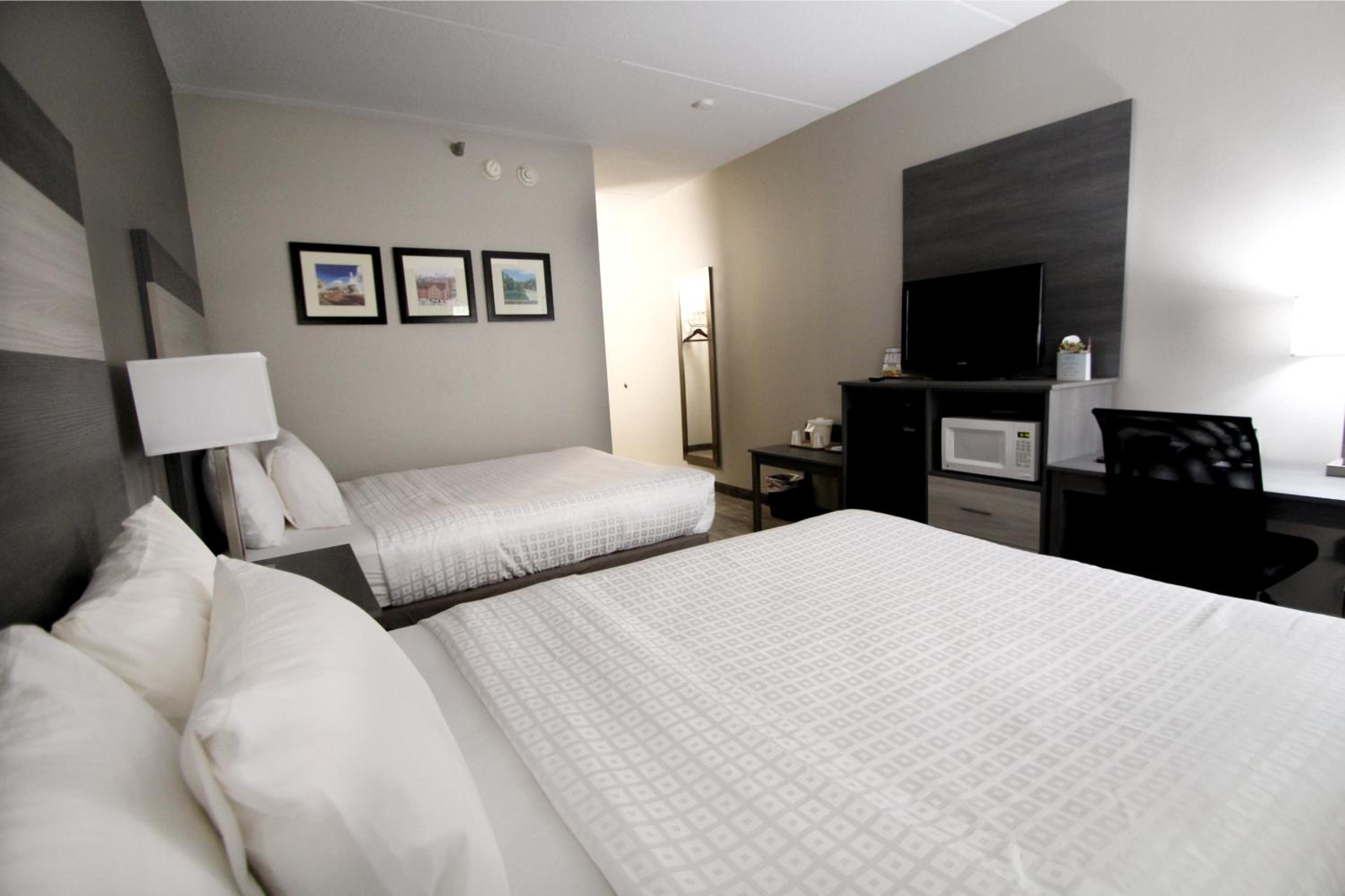 Queen Room with Two Queen Beds - Non-Smoking - Photo 9