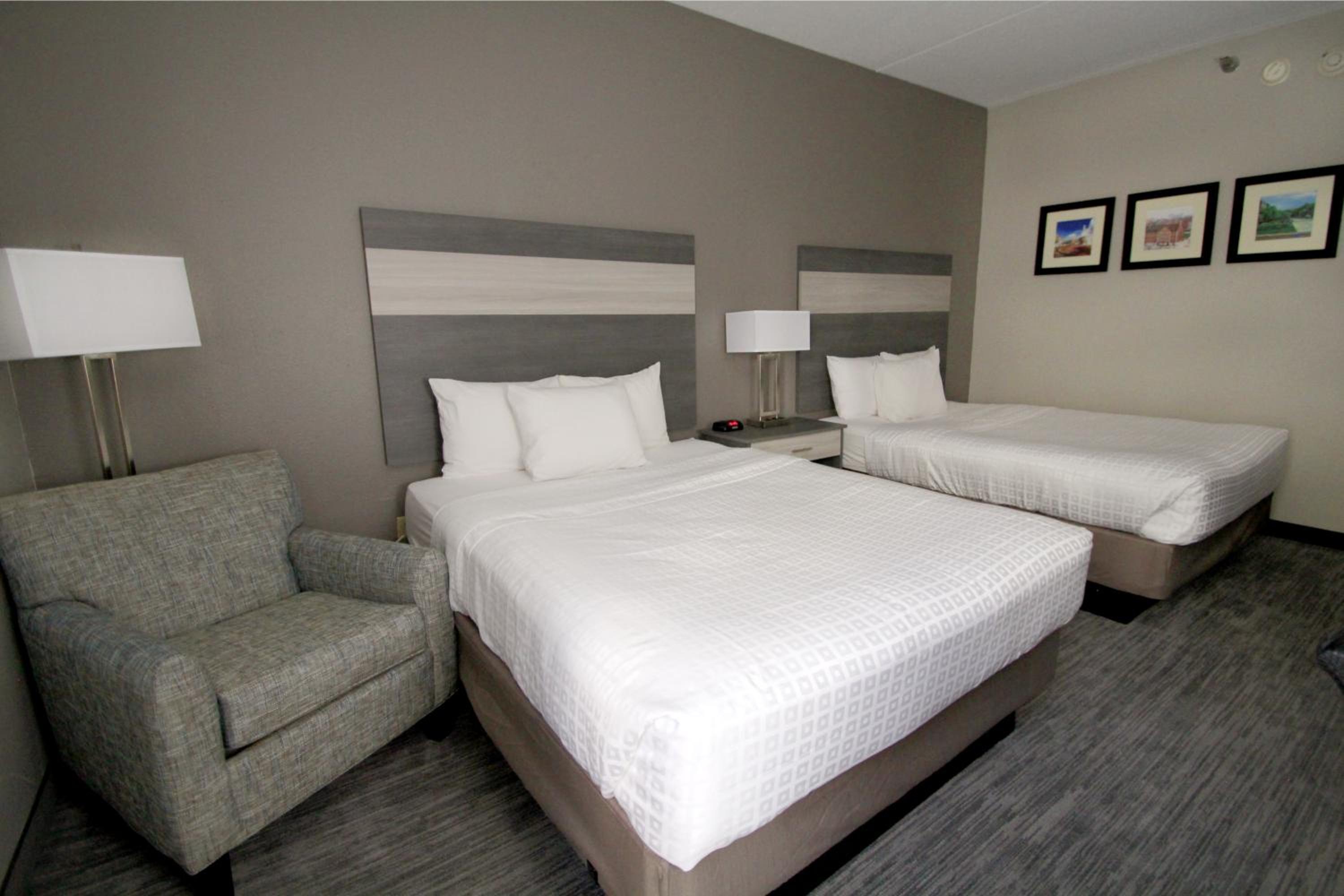 Queen Room with Two Queen Beds - Non-Smoking - Photo 6