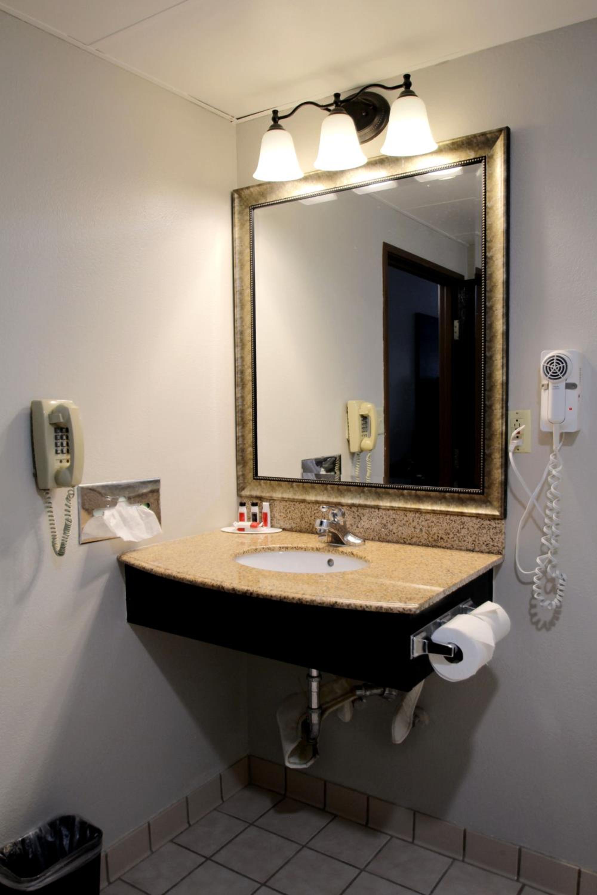 Queen Room - Disability Access - Non-Smoking - Photo 2