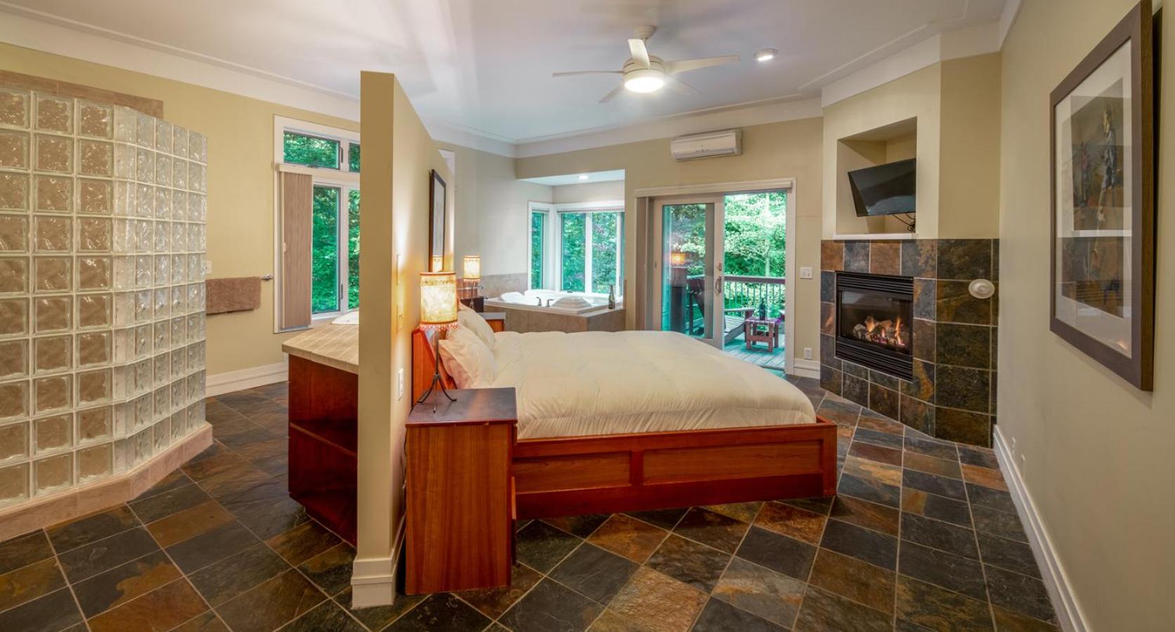 King Suite with Spa Bath - Honeymoon Suite photo 3