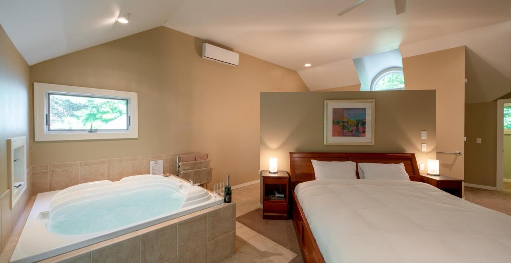 King Suite with Spa Bath - Birthday Suite photo 2
