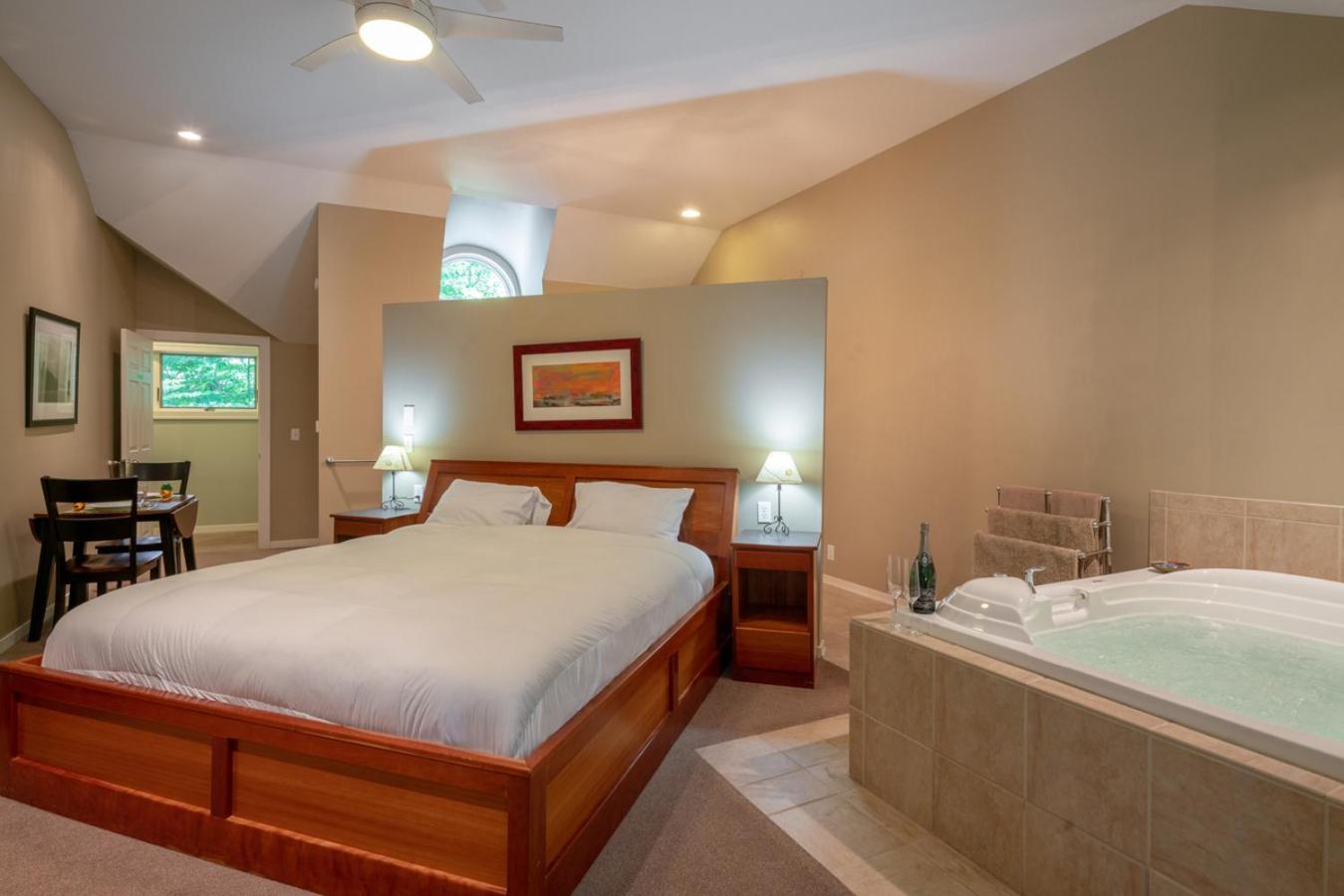 King Suite with Spa Bath - Anniversary Suite photo 2