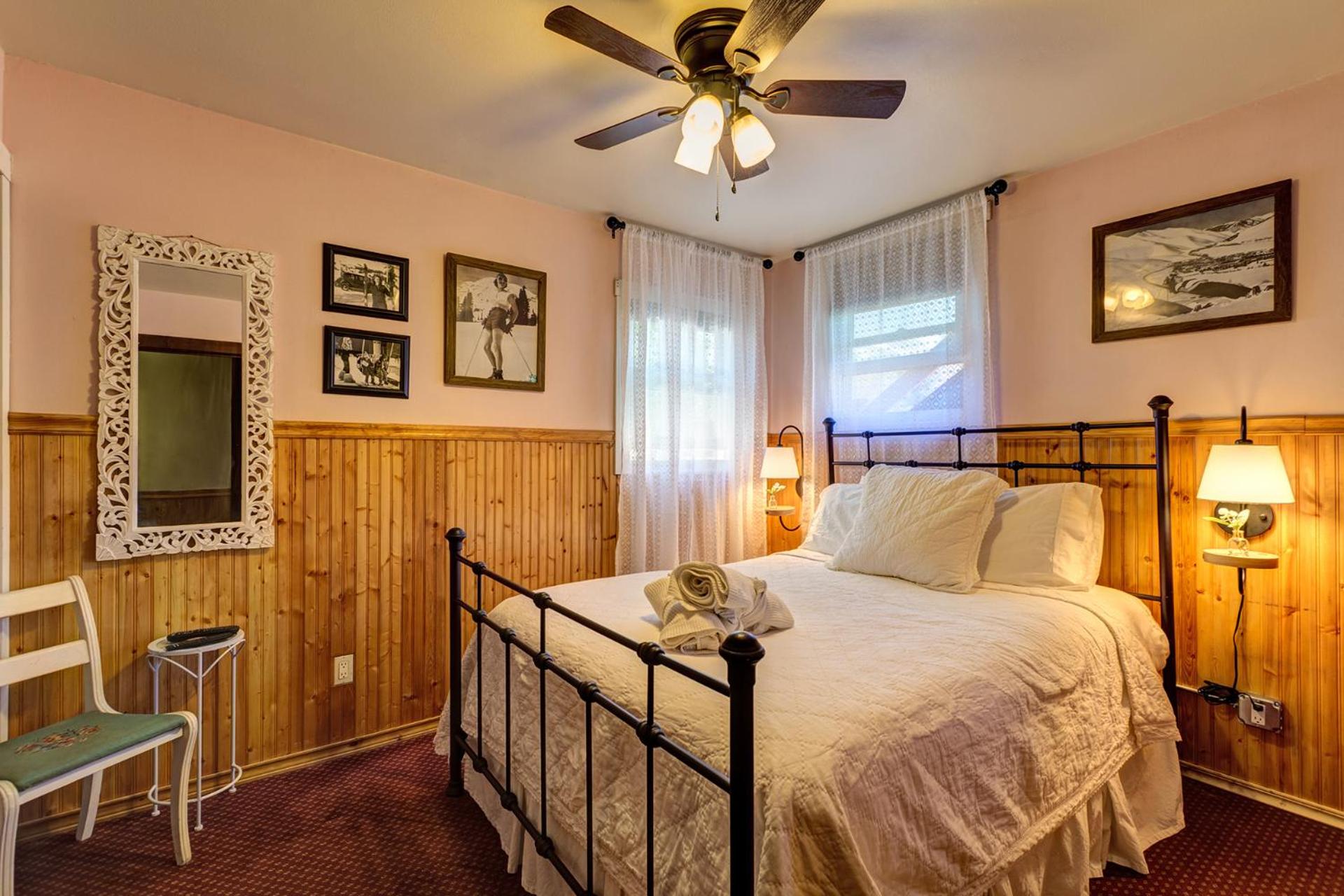 Queen Room photo 2