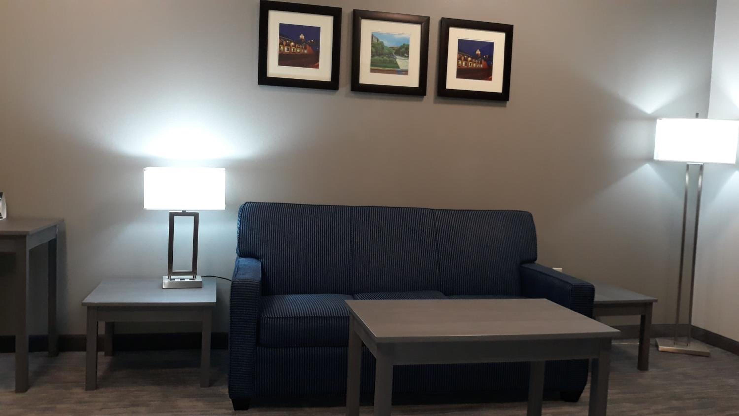 One-Bedroom King Suite - Non-Smoking - Photo 8