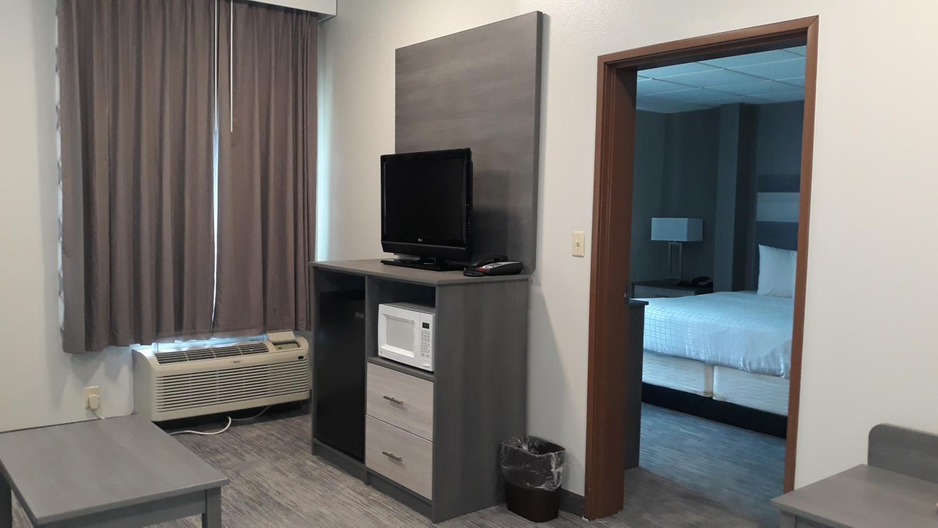 One-Bedroom King Suite - Non-Smoking - Photo 5