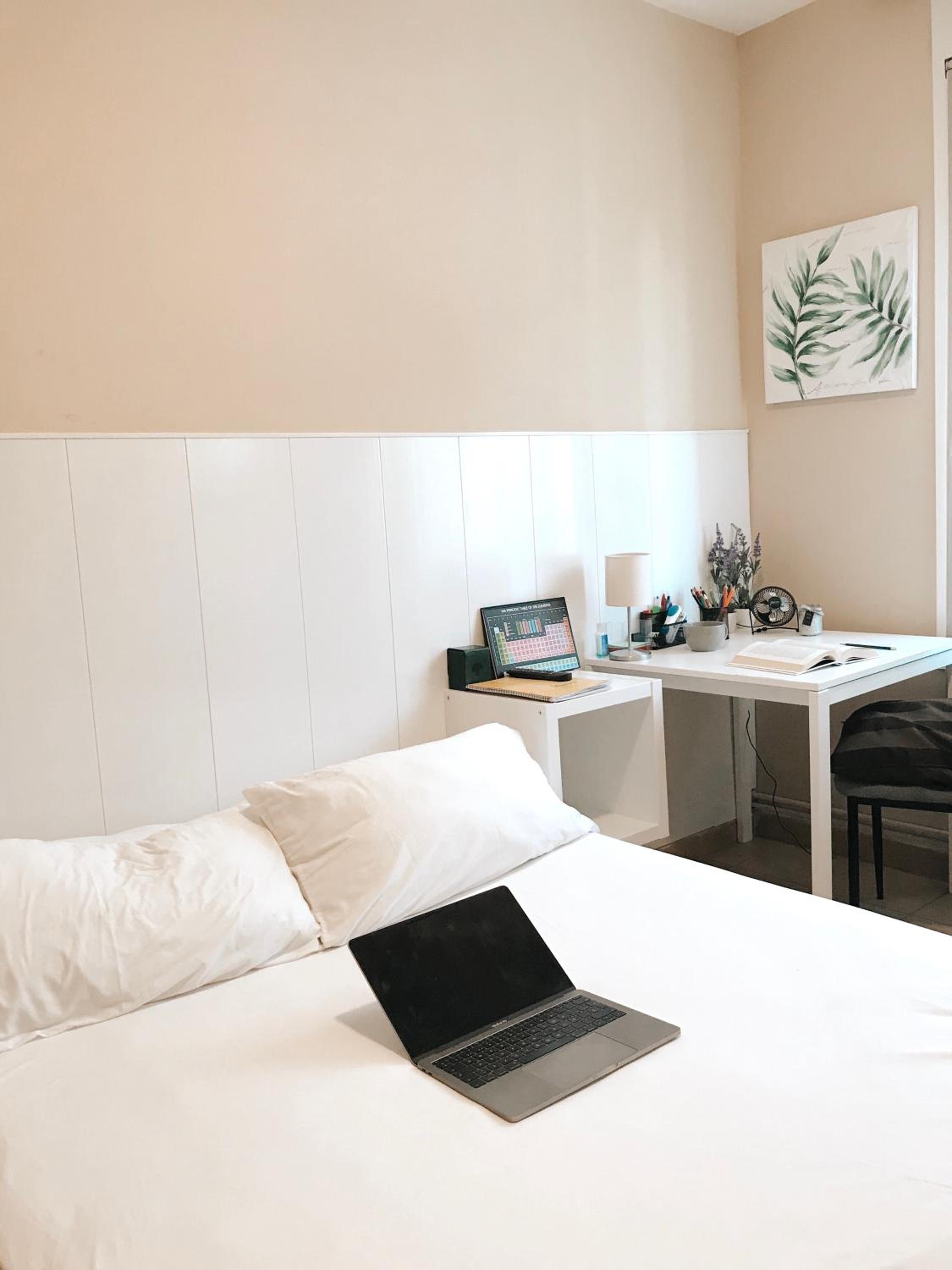 Double Room with Shared Bathroom photo 3