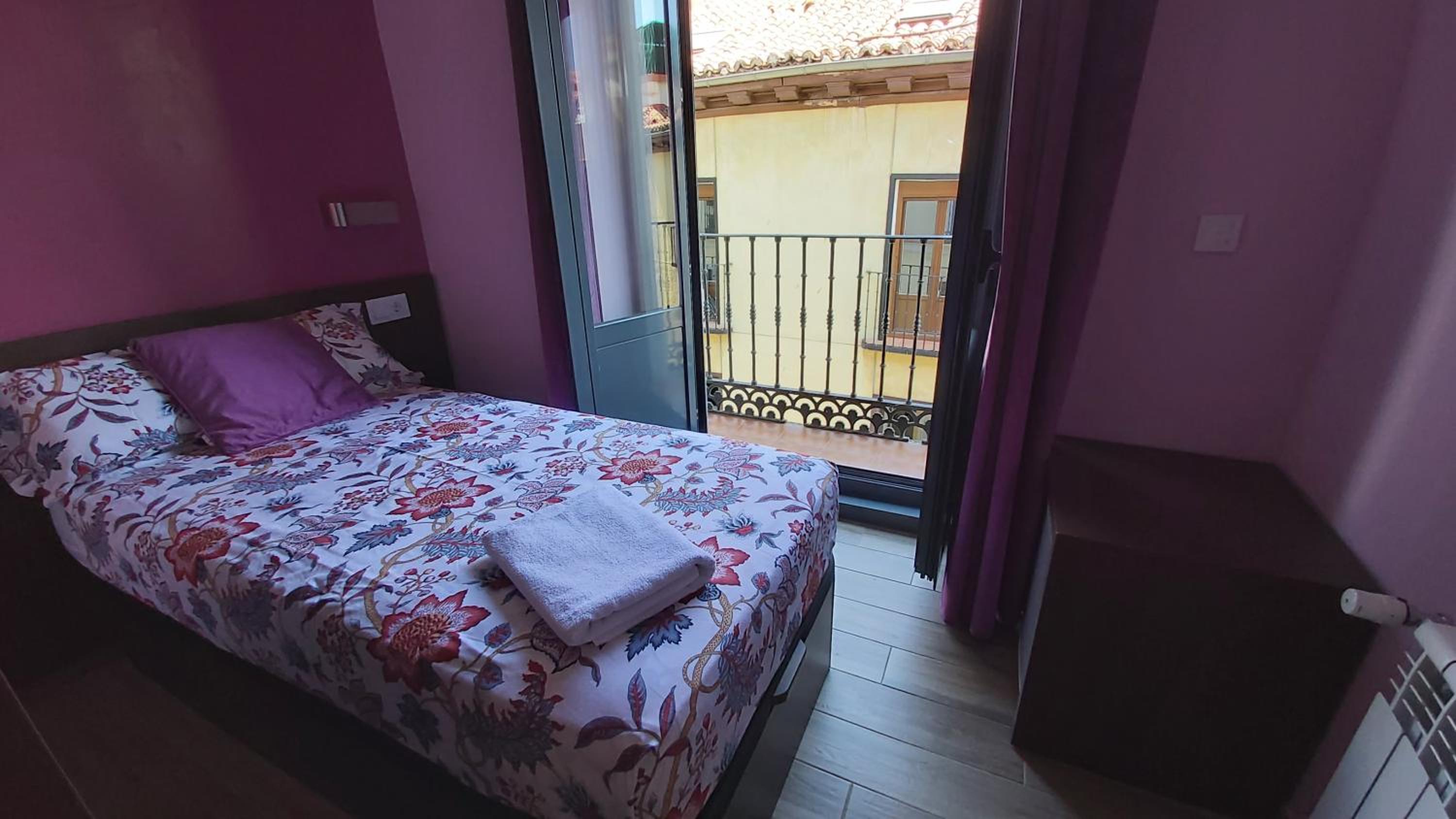 Single Room with Private Bathroom photo 2