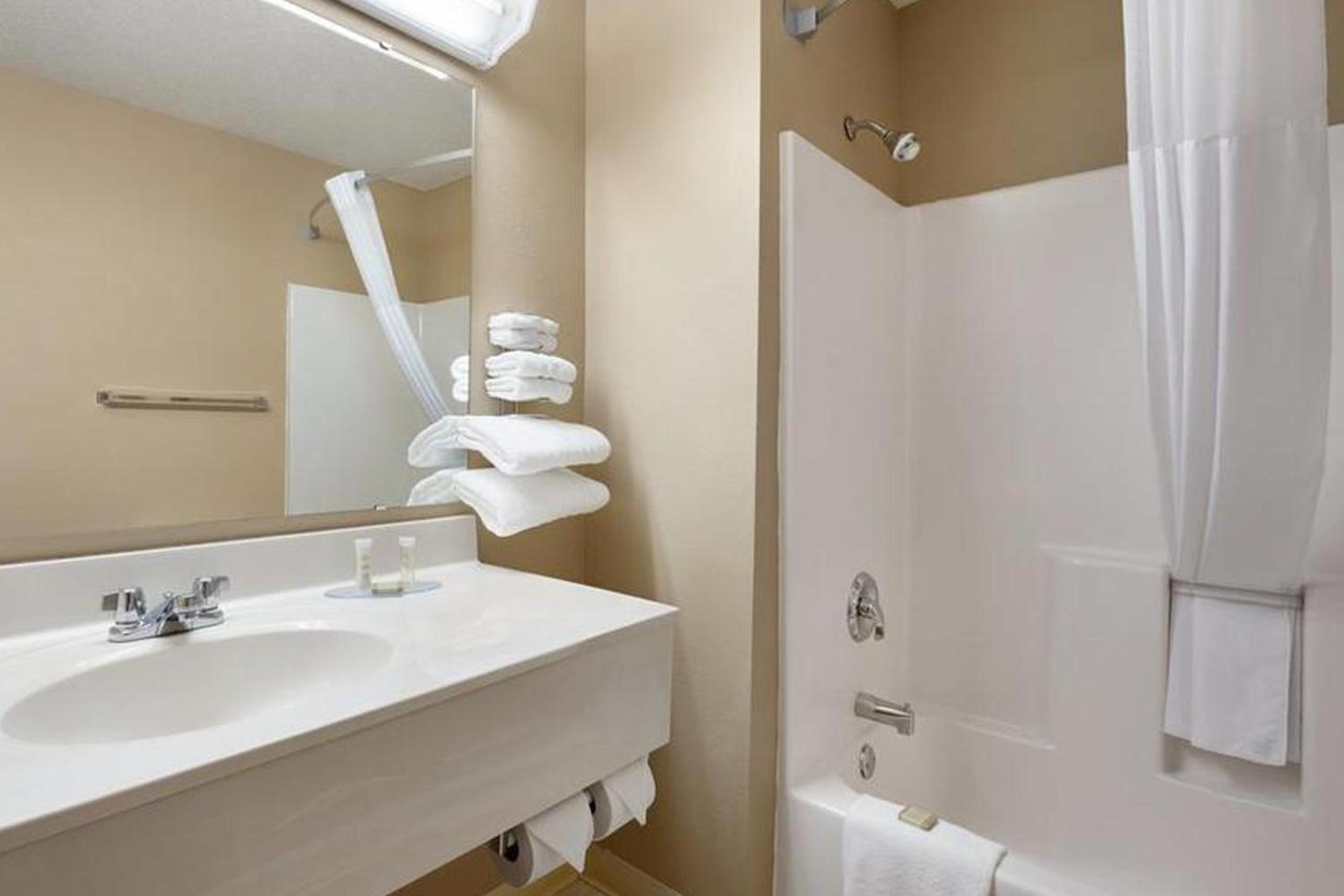 King Room - Non-Smoking - Photo 2