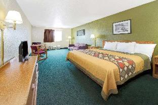 Queen Room with Two Queen Beds - Pet Friendly/Non-Smoking - Photo 2