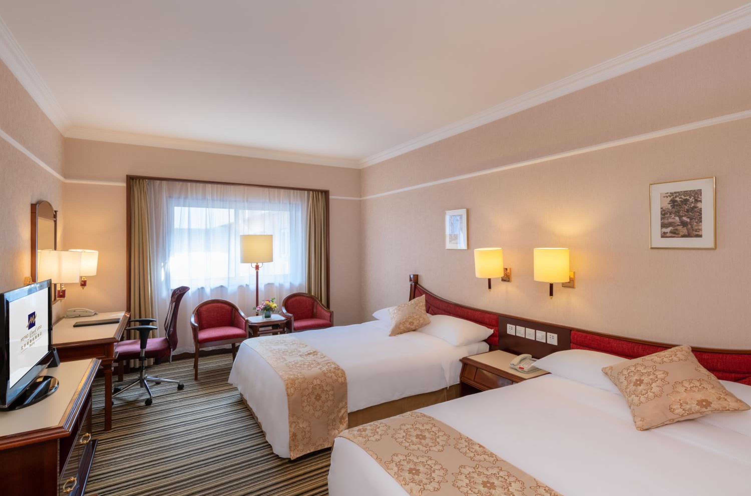 Standard King Room with Lounge Access - Photo 1