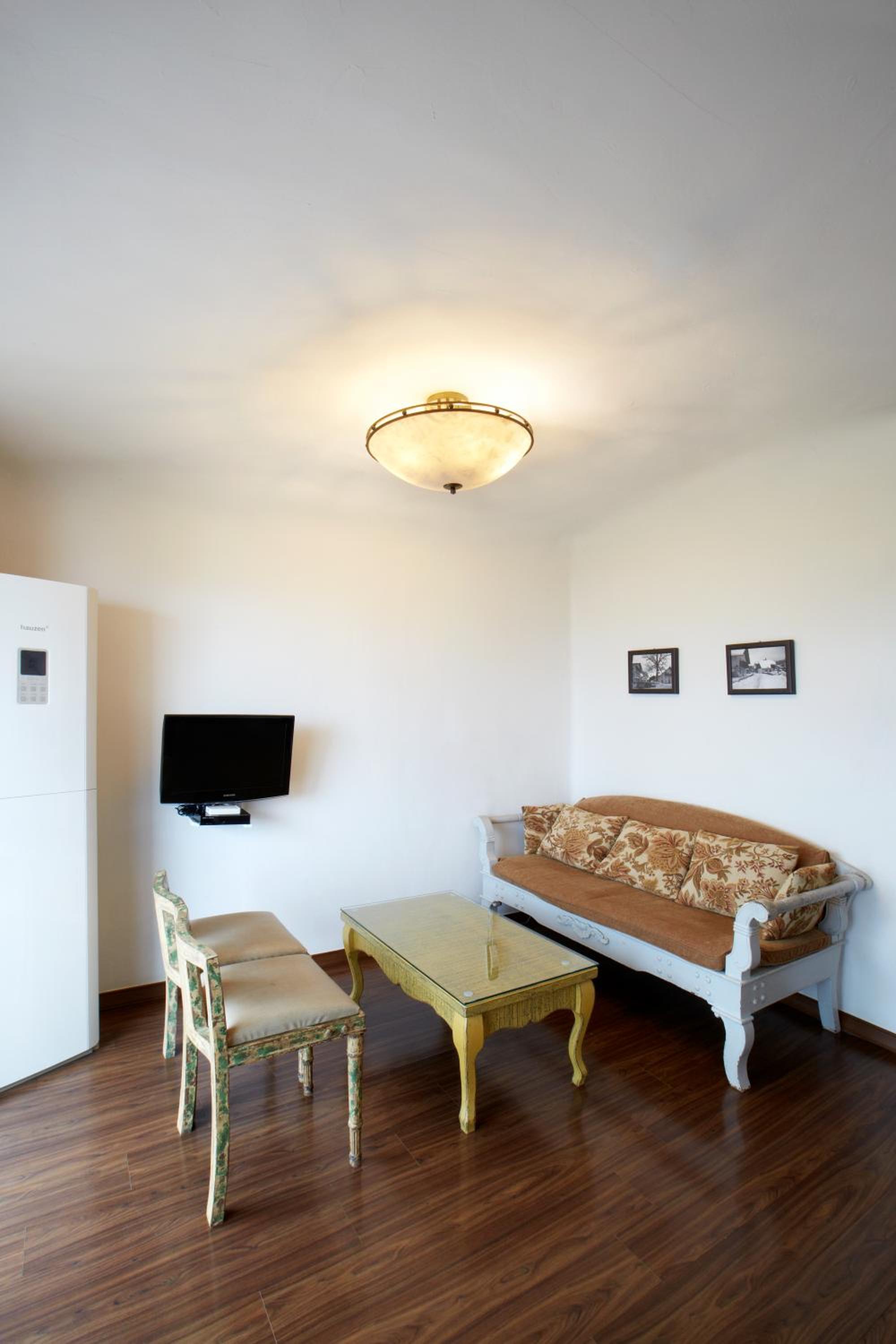 Family Studio - Photo 1