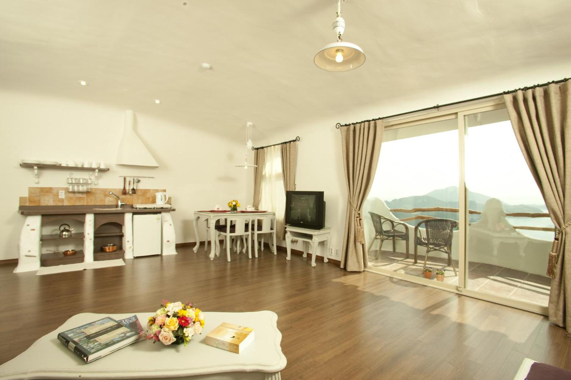 Suite - Photo 1