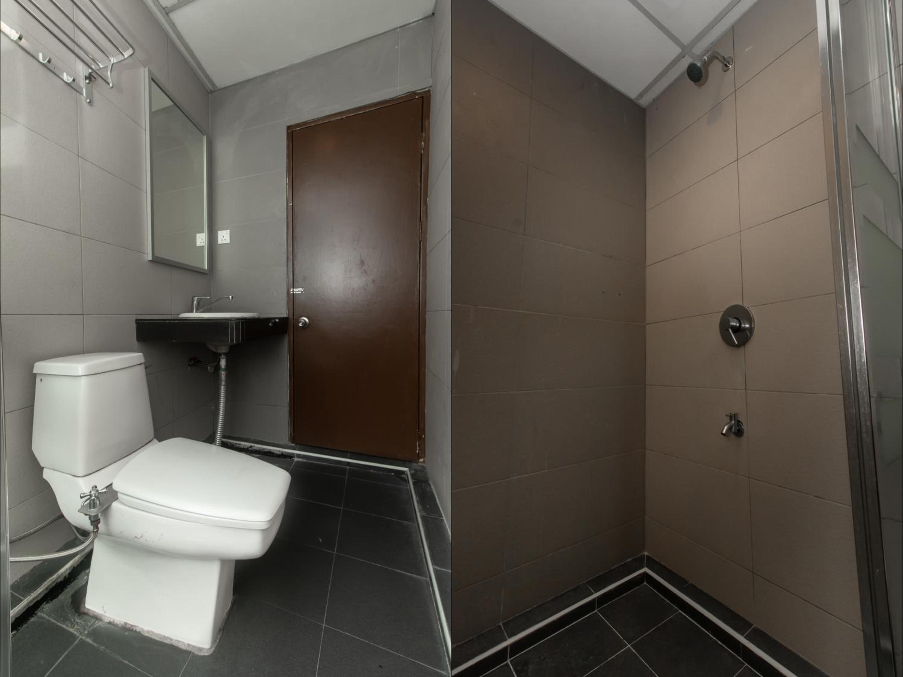 Standard King Room - Photo 13