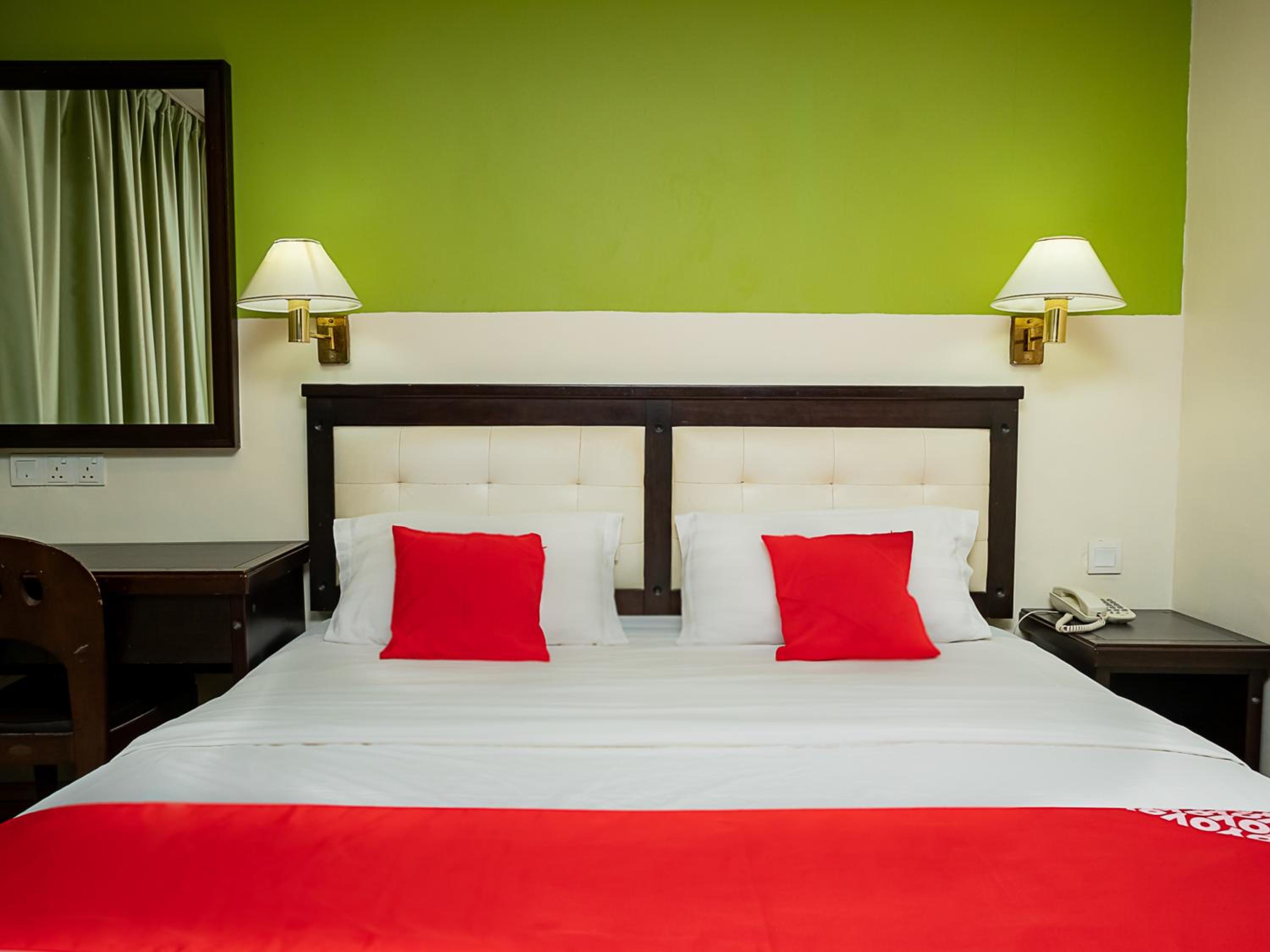 Standard King Room - Photo 11