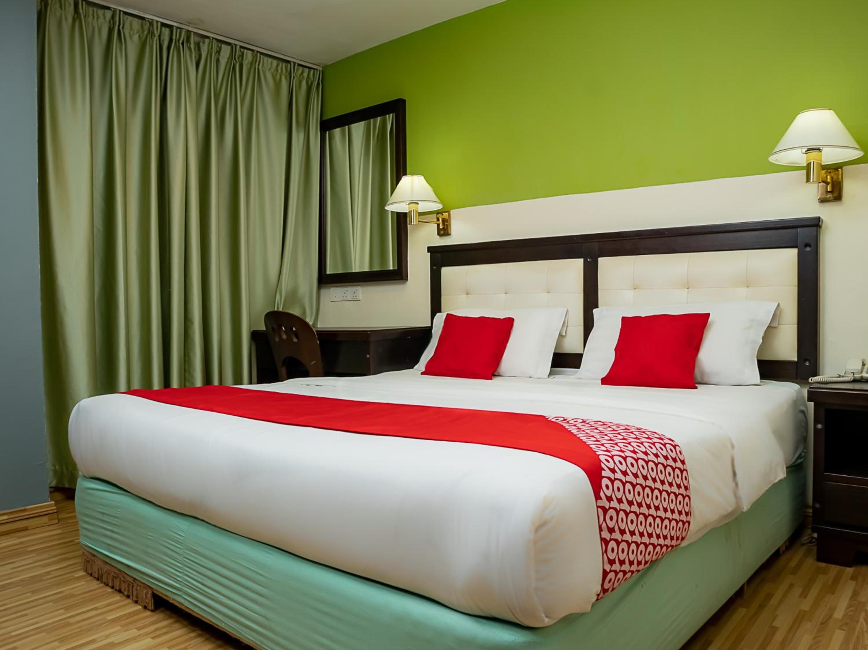 Standard King Room - Photo 12