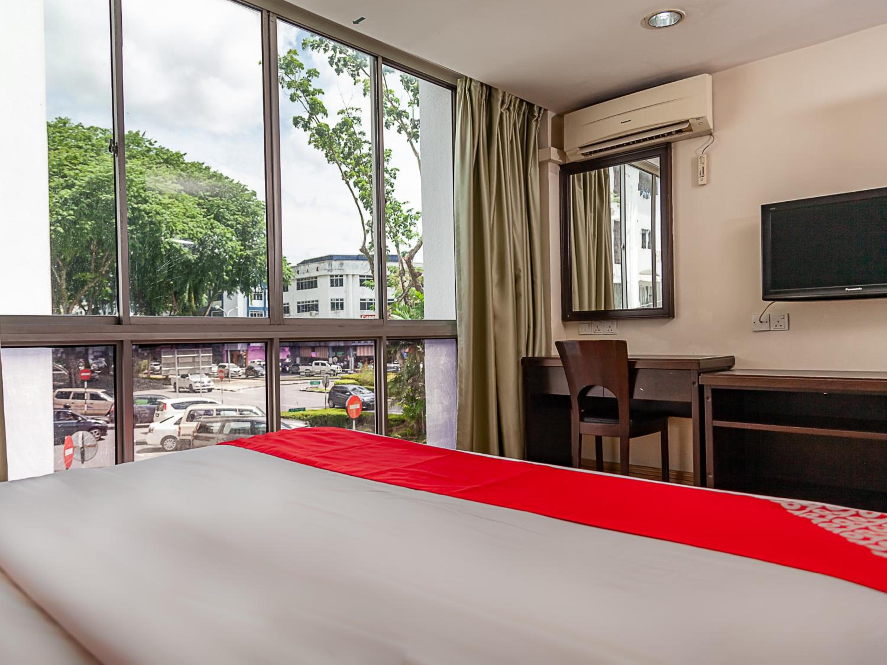 Deluxe King Room - Photo 11