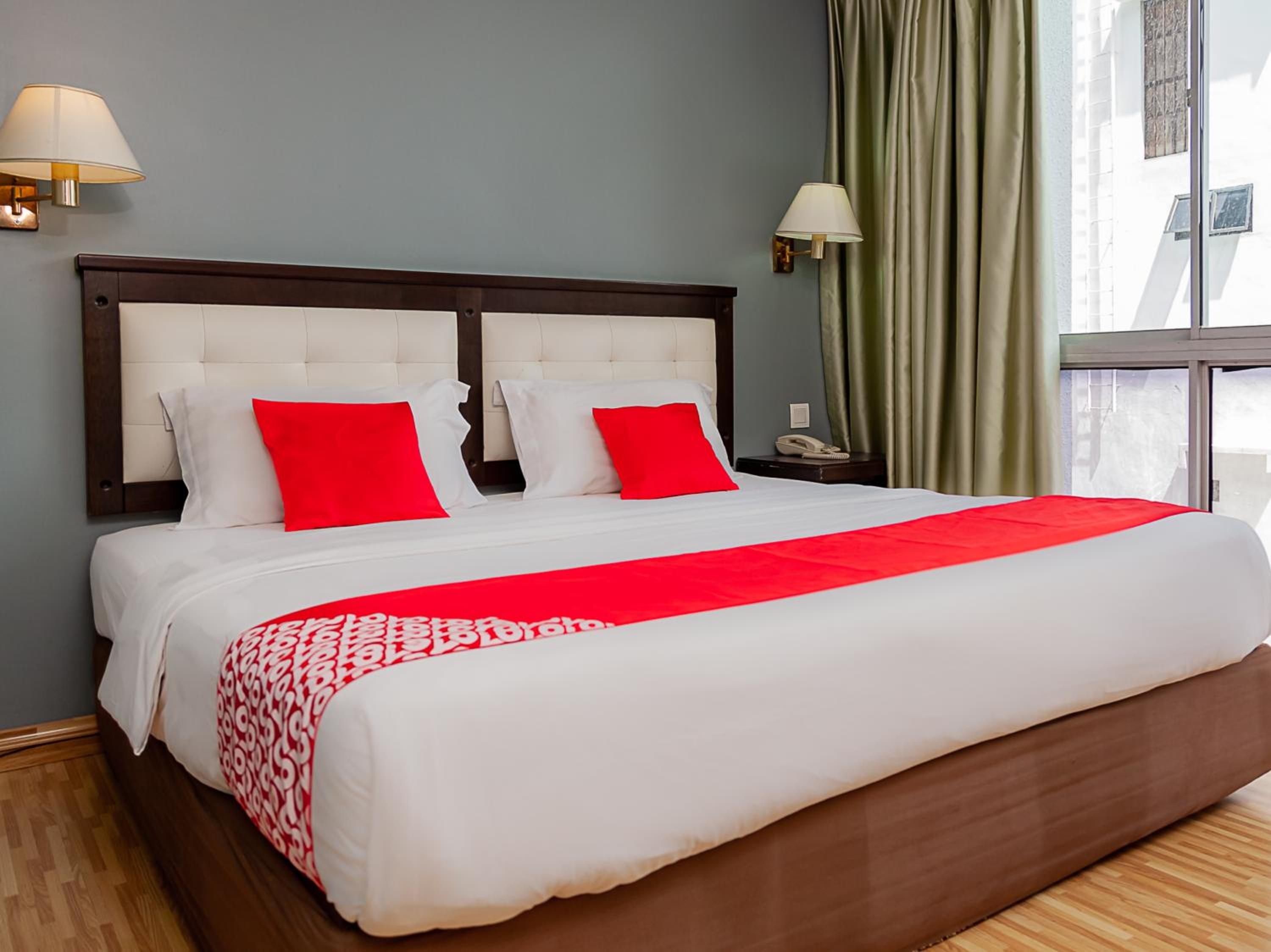 Deluxe King Room - Photo 7