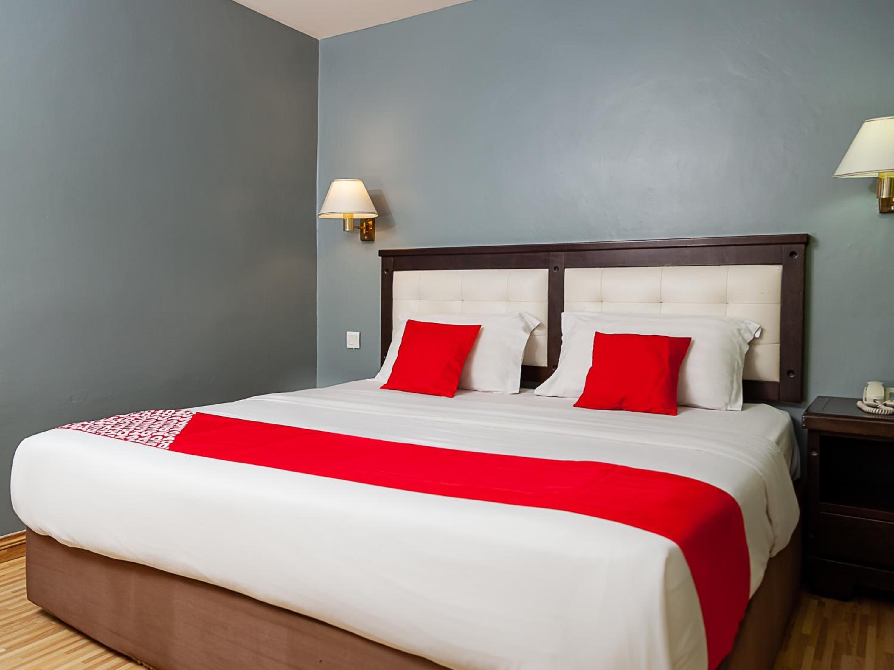 Deluxe King Room - Photo 8